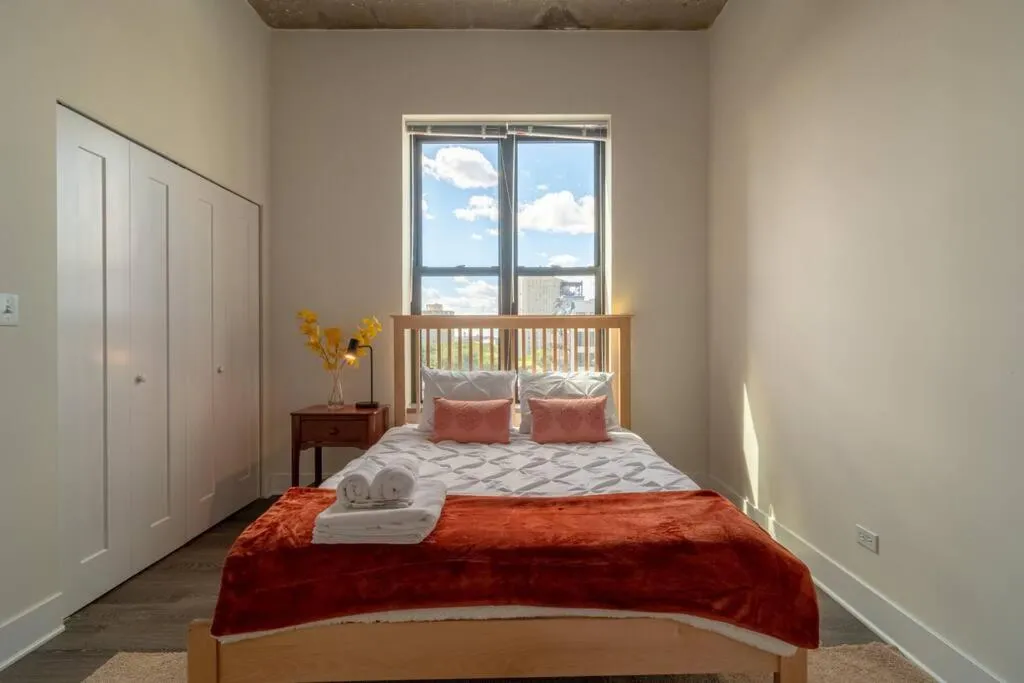 Bed in McCormick Place Luxurious and Spacious 3BR in Downtown Chicago with Optional Parking Sleeps 10 guests