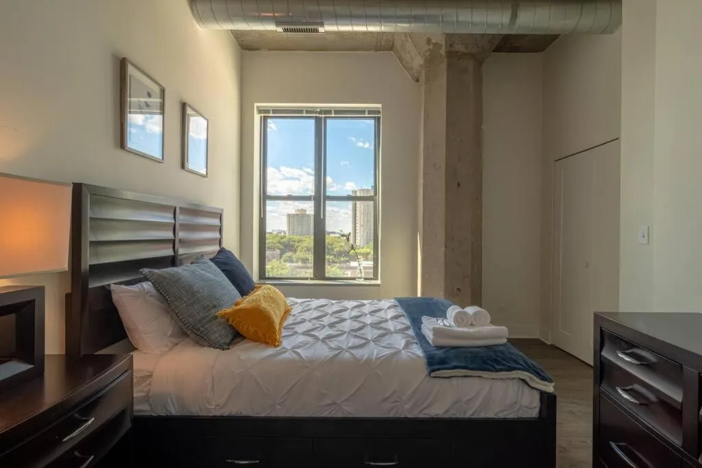 Bed in McCormick Place Luxurious and Spacious 3BR in Downtown Chicago with Optional Parking Sleeps 10 guests