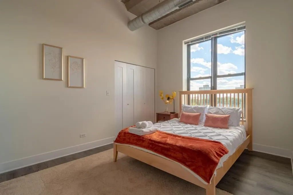 Bed in McCormick Place Luxurious and Spacious 3BR in Downtown Chicago with Optional Parking Sleeps 10 guests