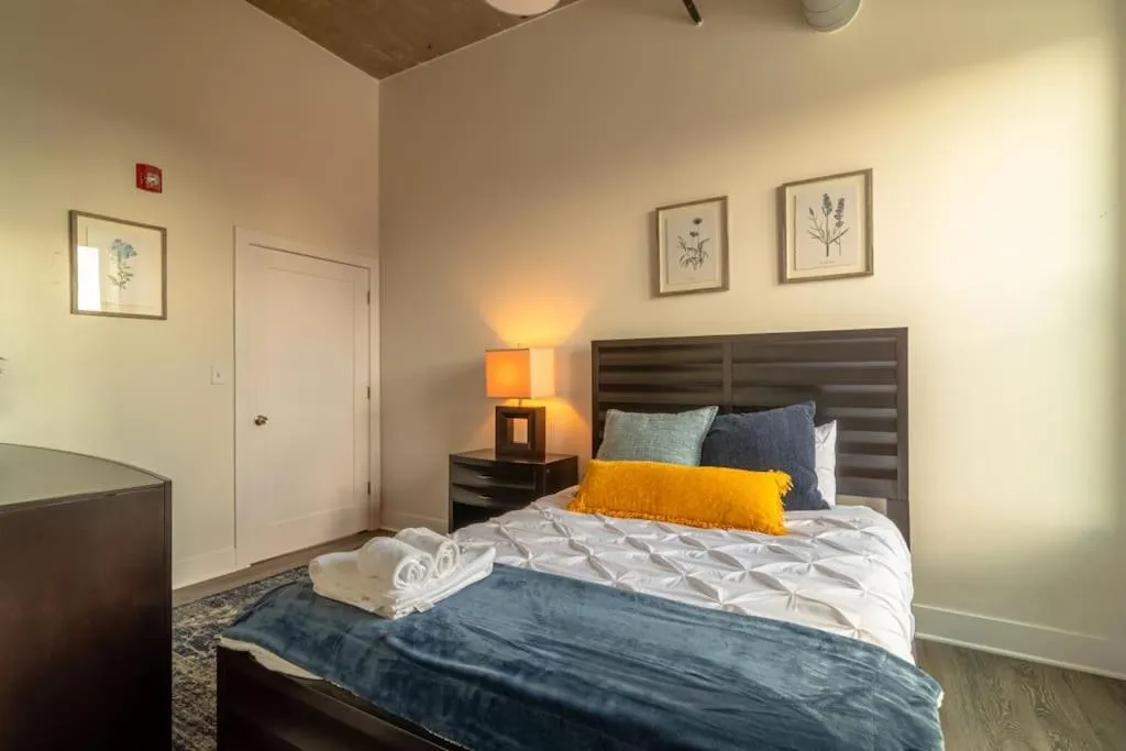 Bed in McCormick Place Luxurious and Spacious 3BR in Downtown Chicago with Optional Parking Sleeps 10 guests