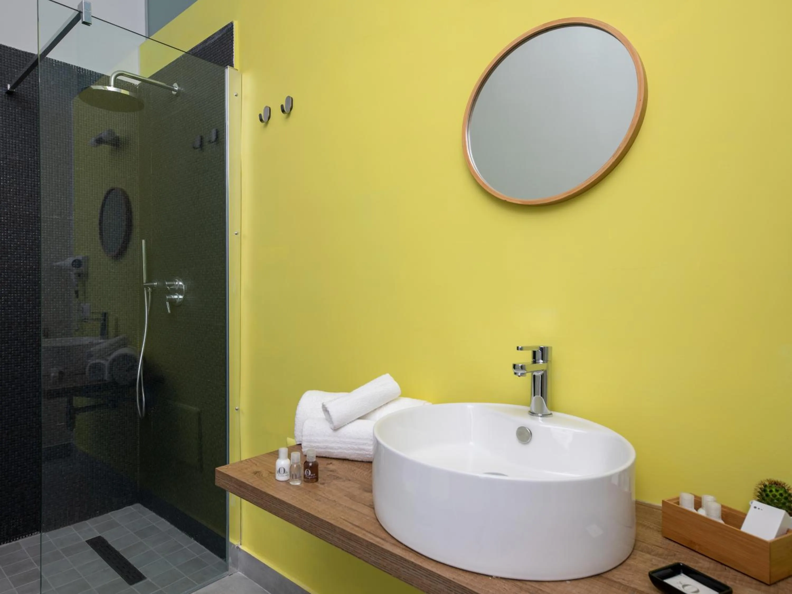 Shower in Nartè Rooms