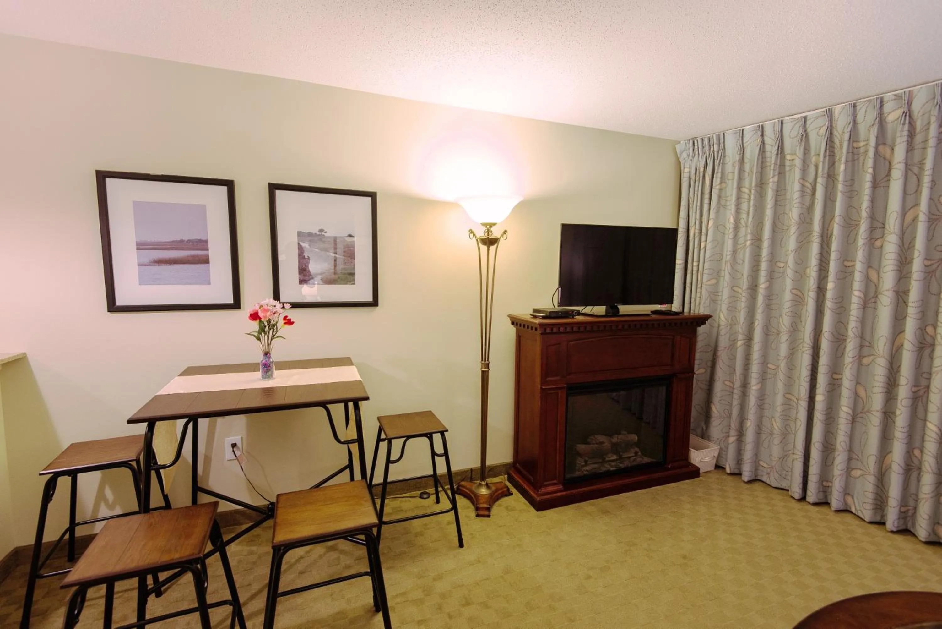 Deluxe Ocean front One Bedroom suite in Sandy Beach Resort