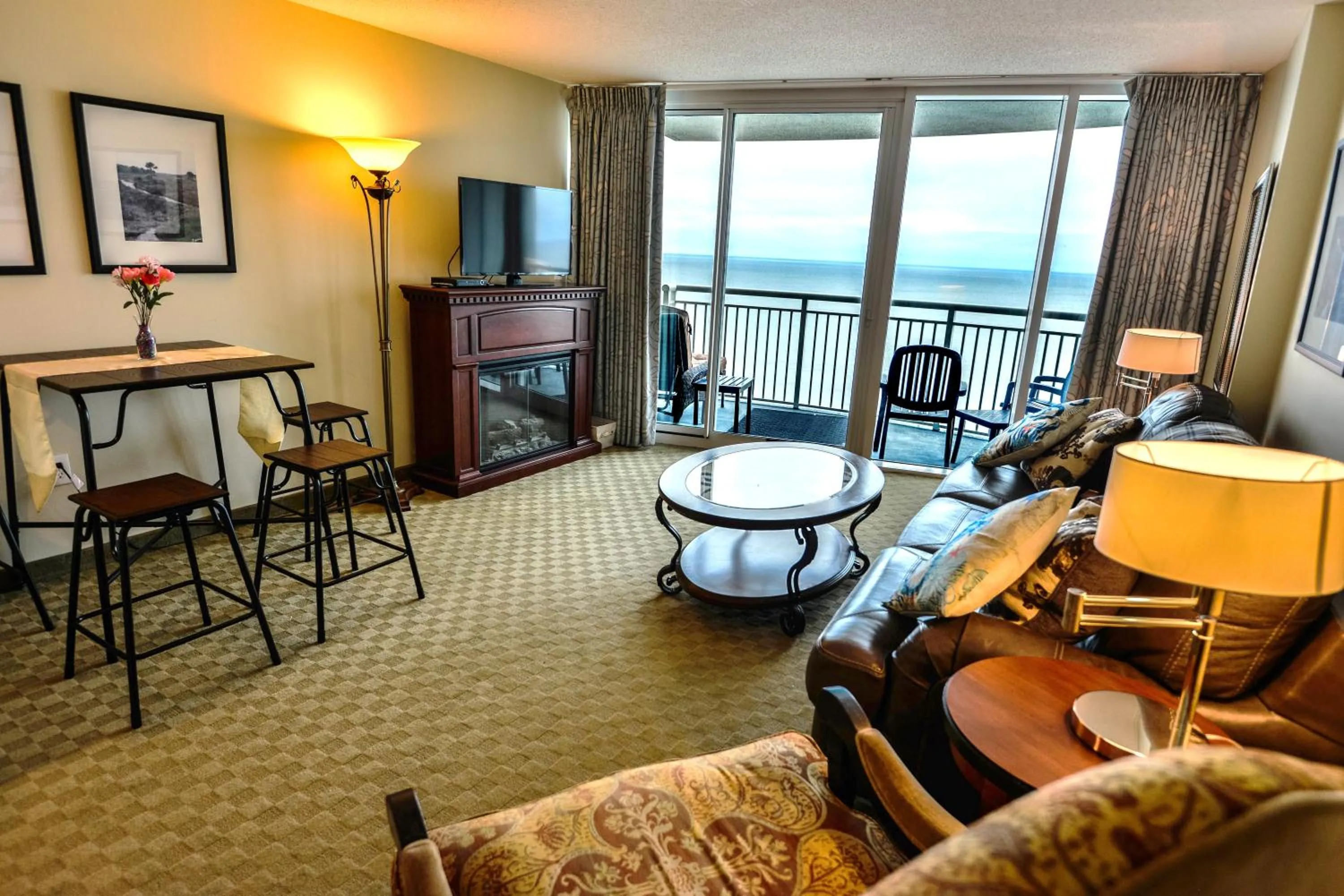 Deluxe Ocean front One Bedroom suite in Sandy Beach Resort