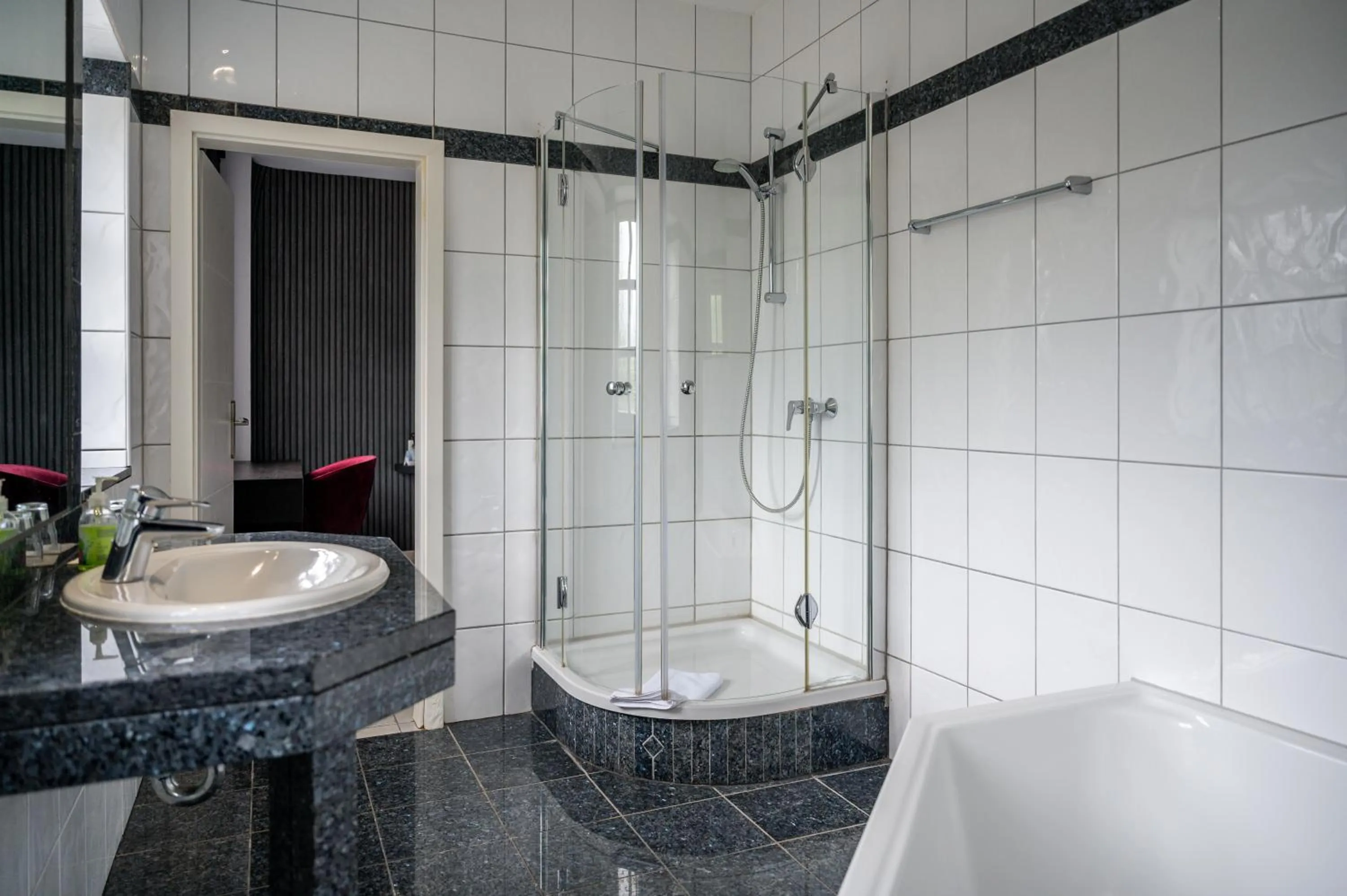 Shower in Vintage Hotel Köln Pulheim - Kostenlose Parkplätze