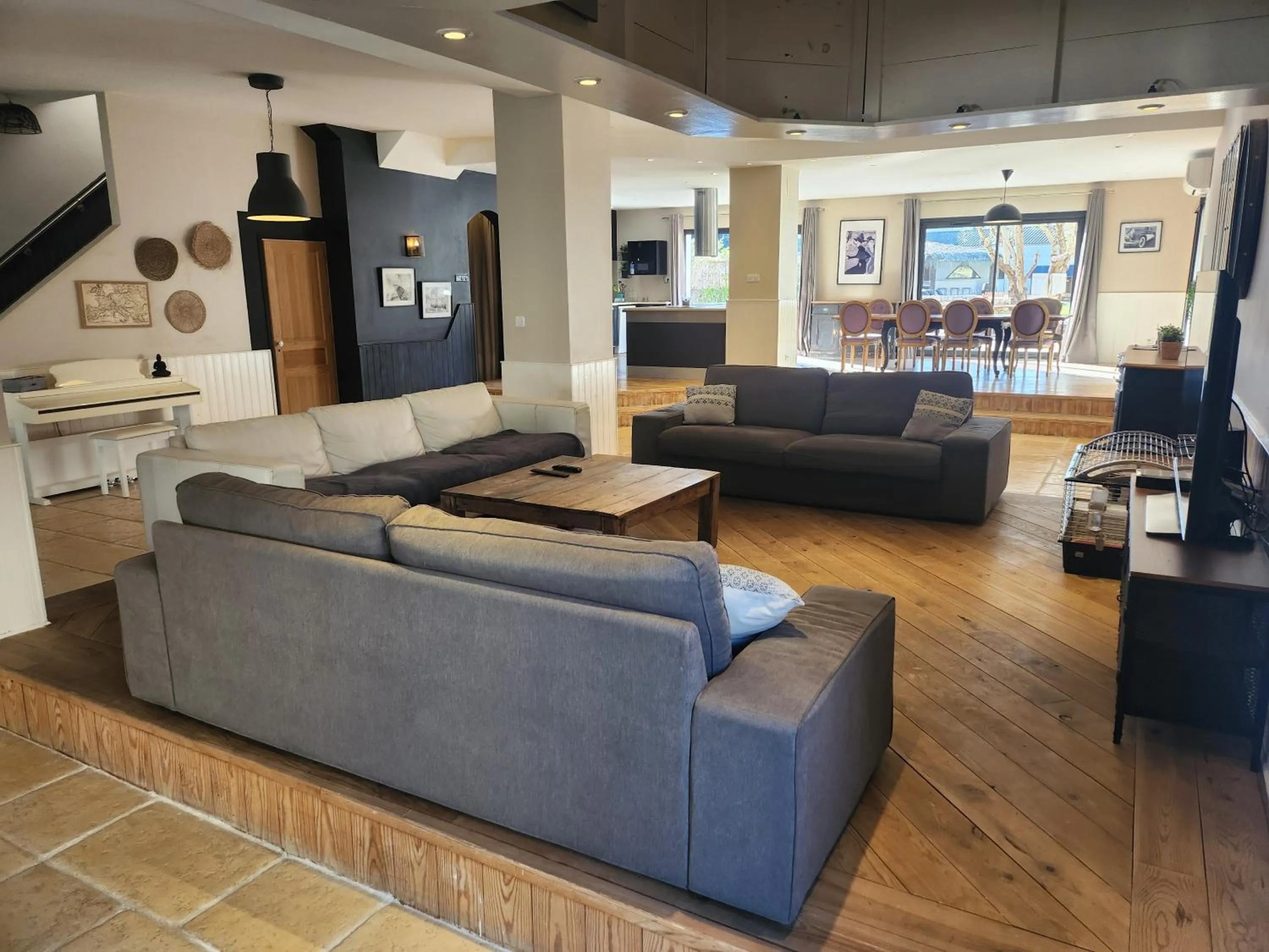 Communal lounge/ TV room in La villa de Fleury