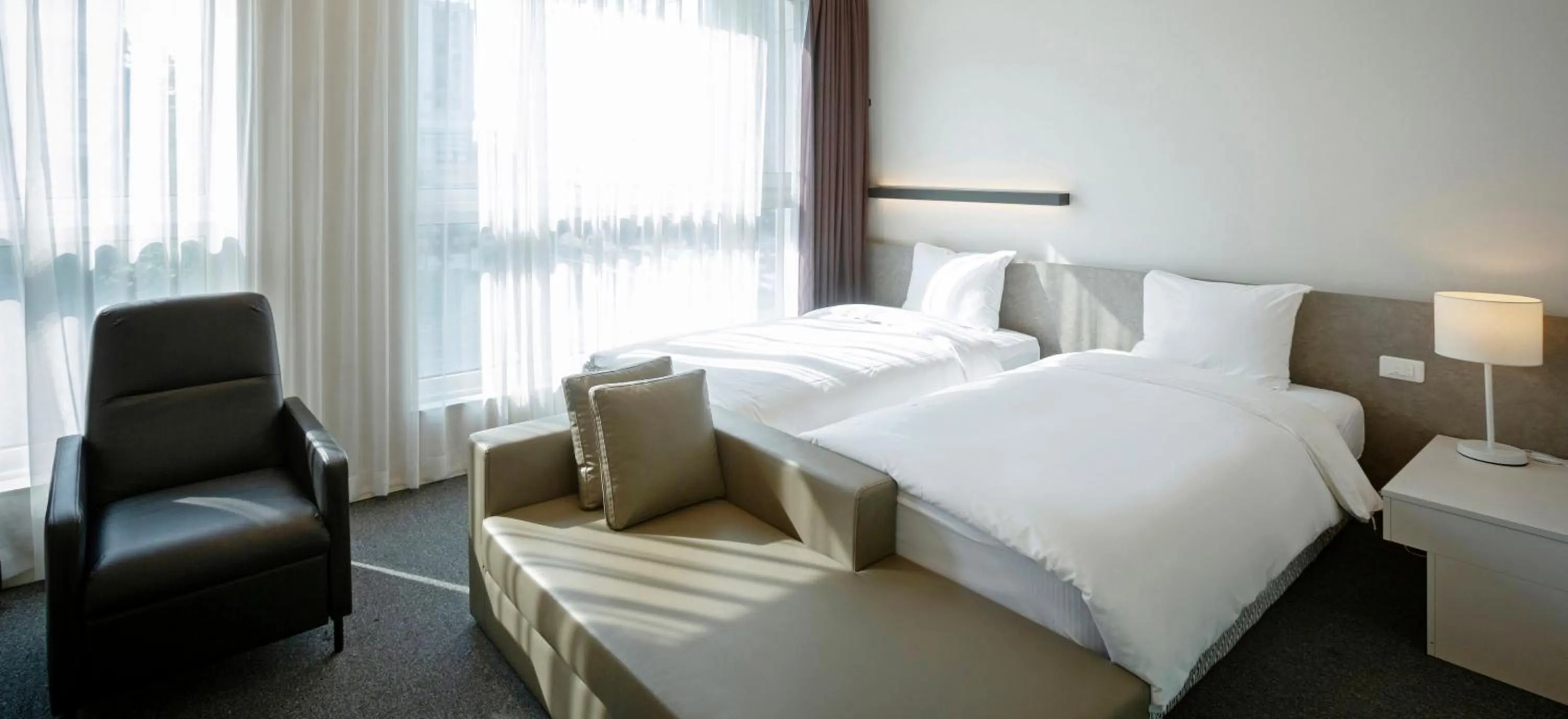 Seating area, Bed in Grand City Hotel Changwon