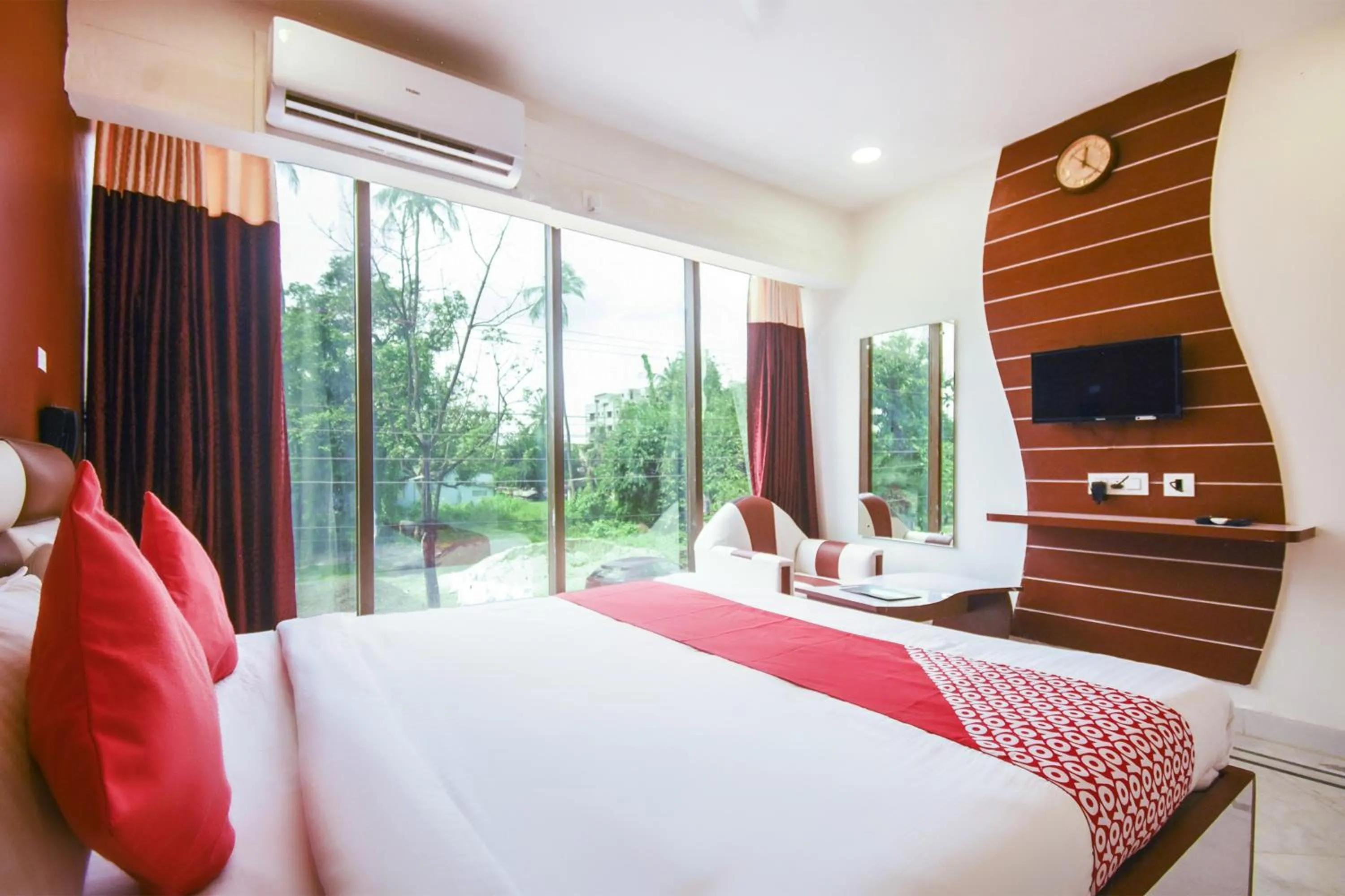 Bedroom, Bed in Super Hotel O Red Stone Near Netaji Subhash Chandra Bose International Airport