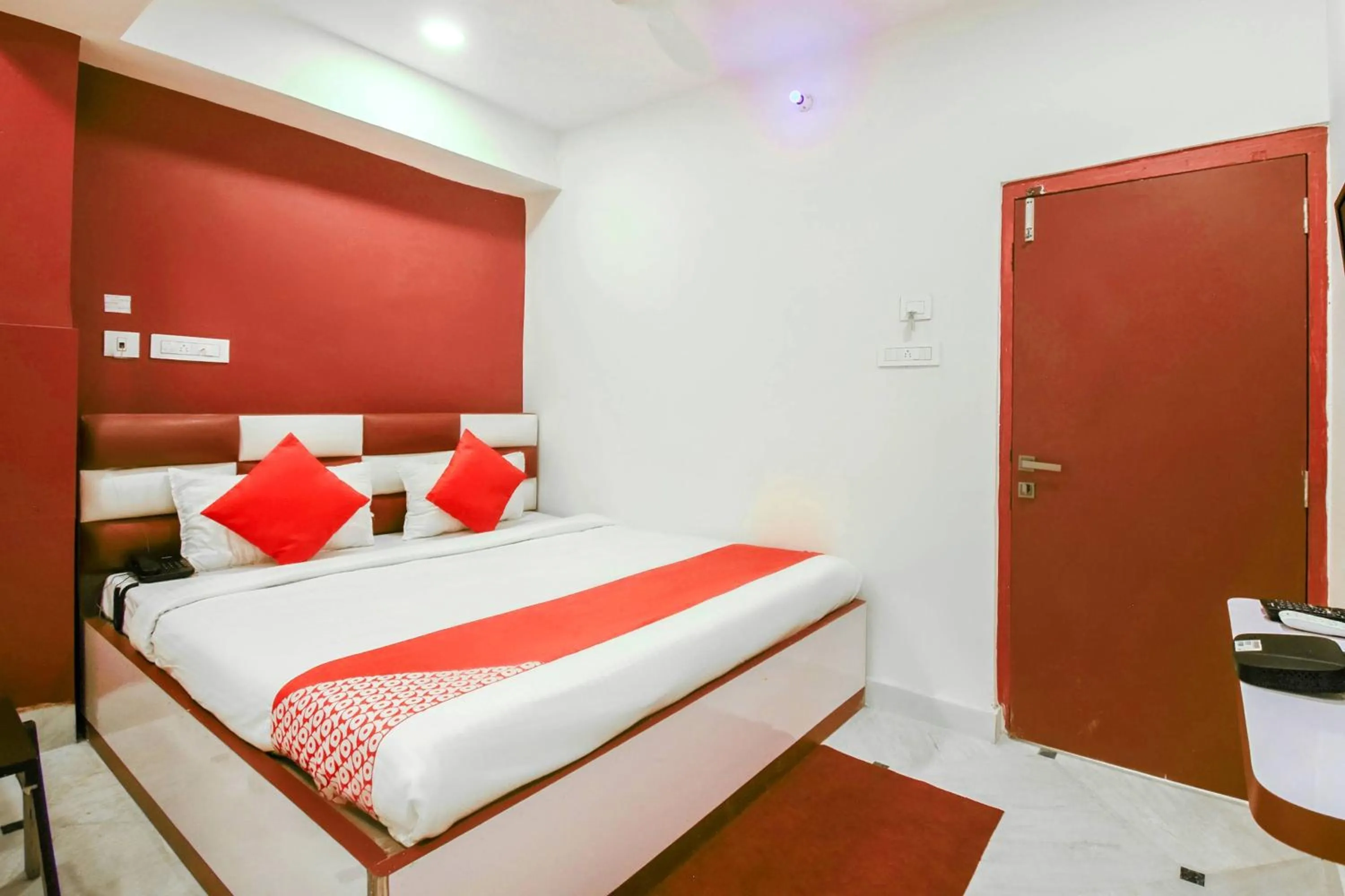 Bedroom, Bed in Super Hotel O Red Stone Near Netaji Subhash Chandra Bose International Airport