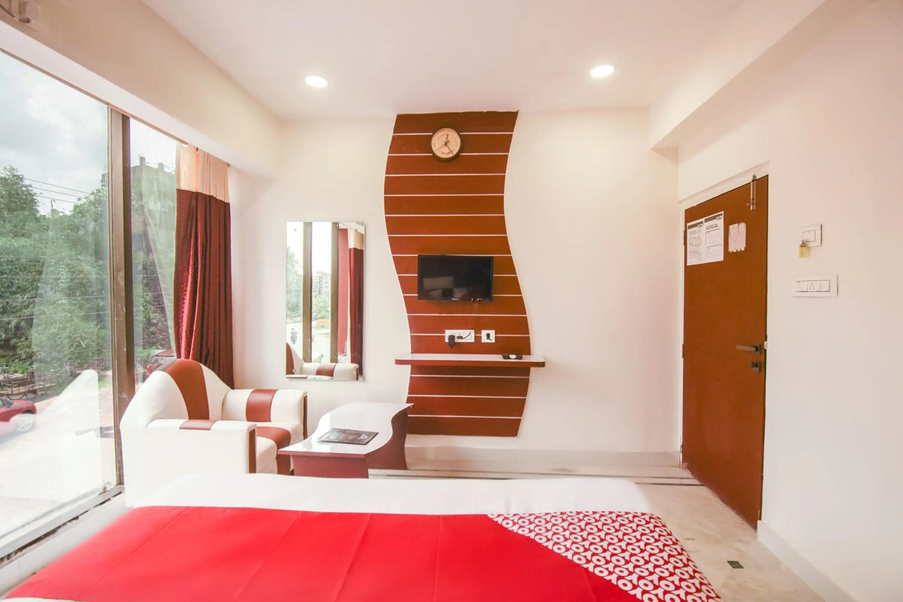 Bedroom, Bed in Super Hotel O Red Stone Near Netaji Subhash Chandra Bose International Airport