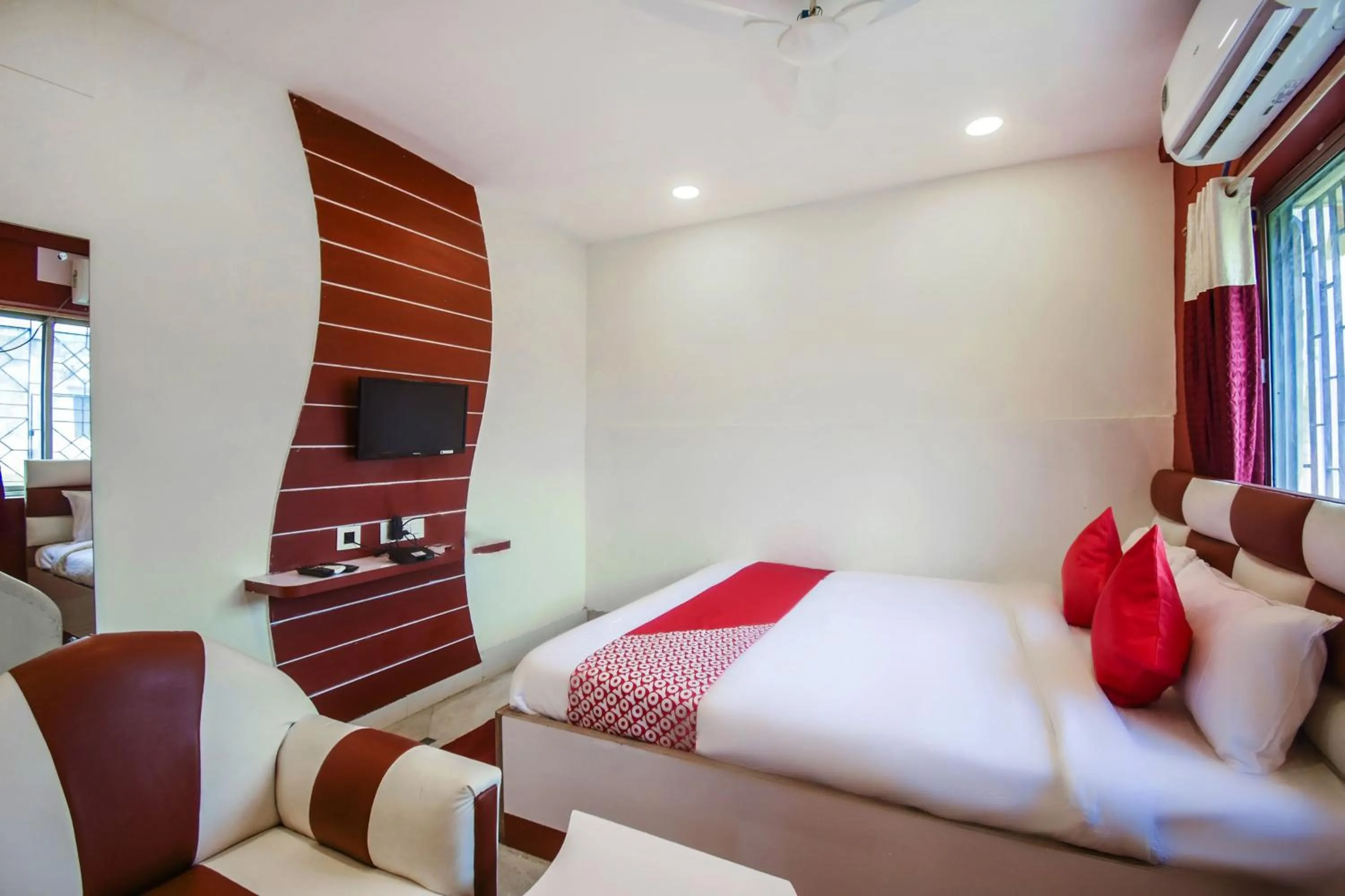 Bedroom, Bed in Super Hotel O Red Stone Near Netaji Subhash Chandra Bose International Airport