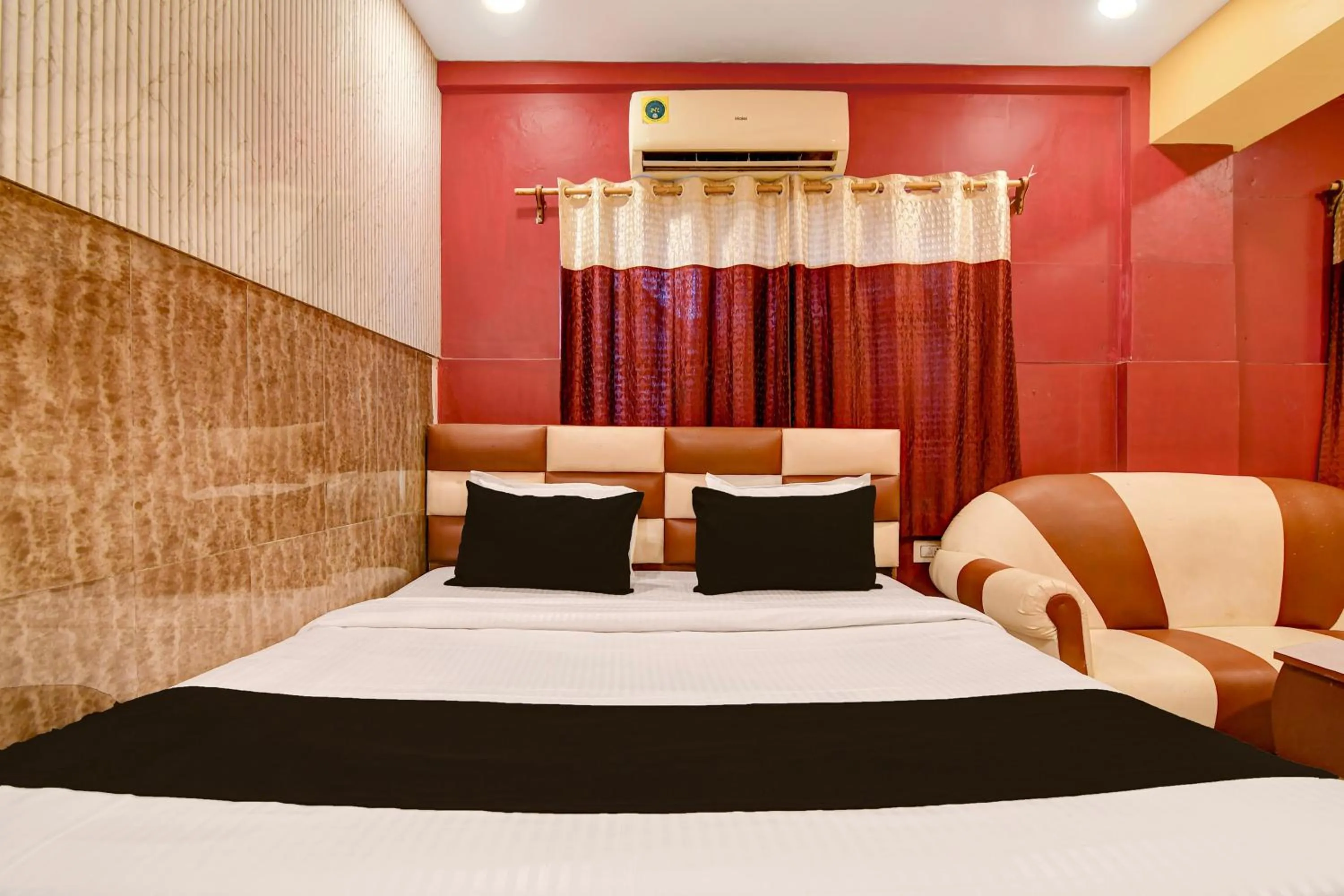 Bedroom, Bed in Super Collection O NSCB Airport Kolkata Formerly Red Stone