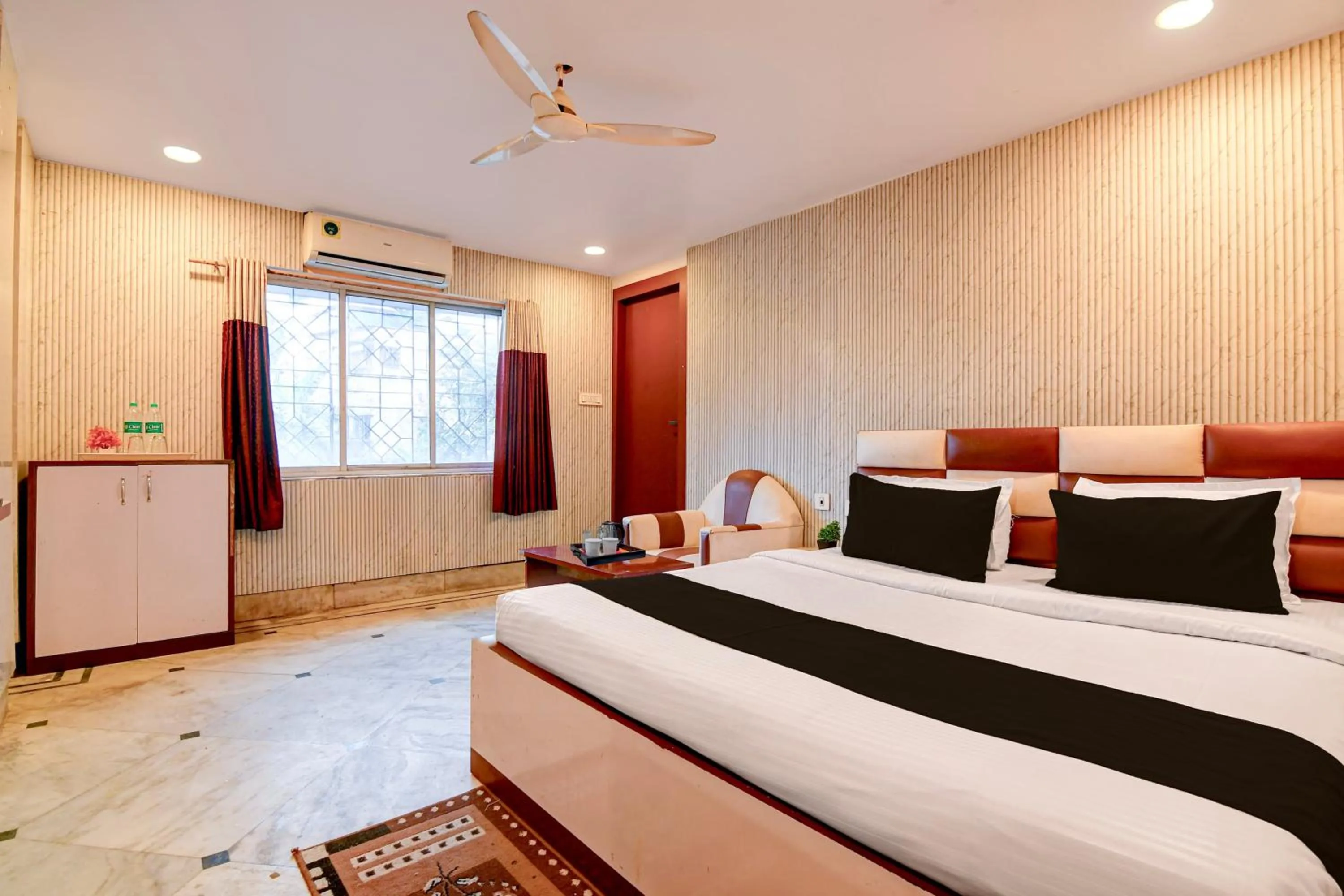Bedroom, Bed in Super Collection O NSCB Airport Kolkata Formerly Red Stone