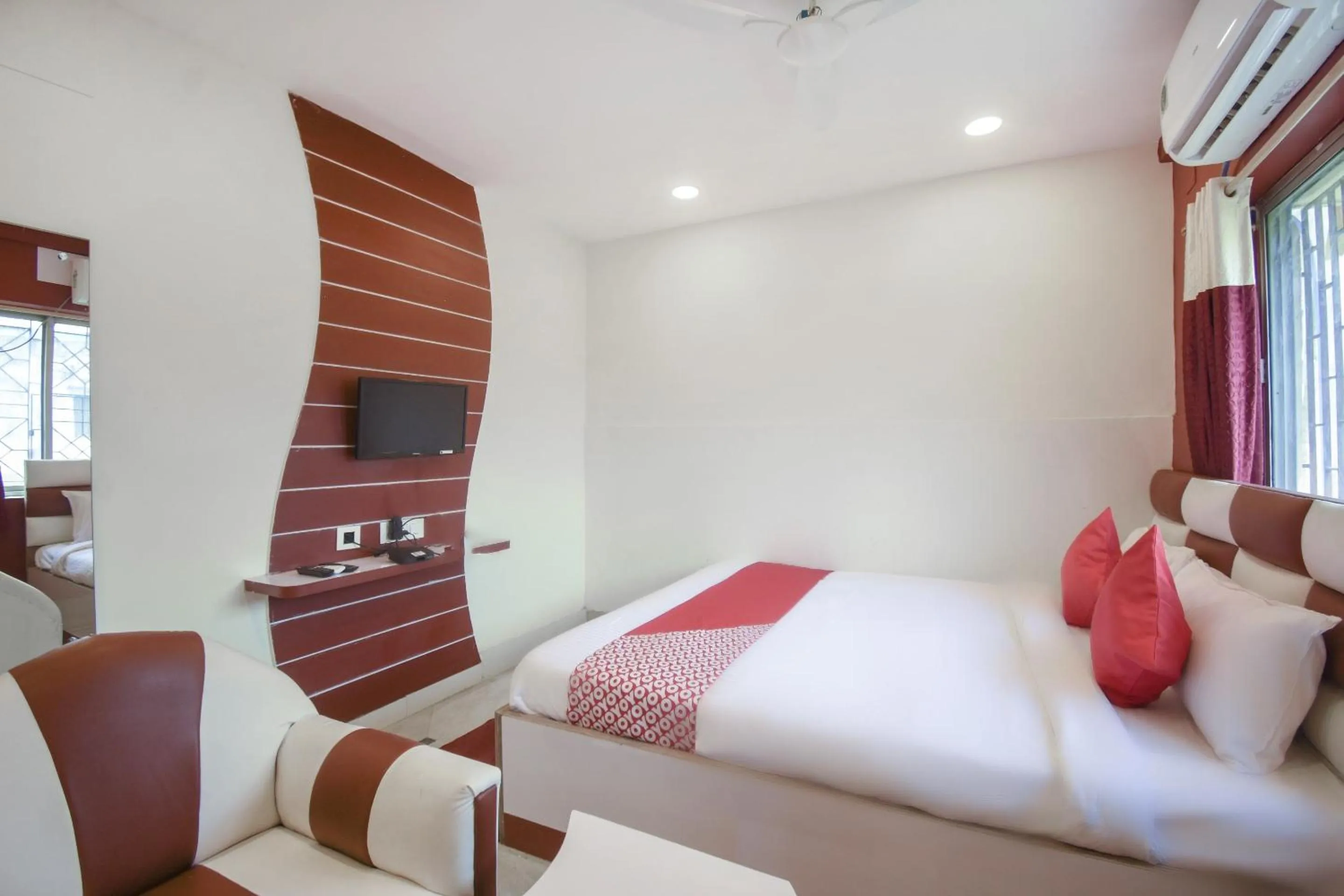 Bedroom, Bed in Super Hotel O Red Stone Near Netaji Subhash Chandra Bose International Airport