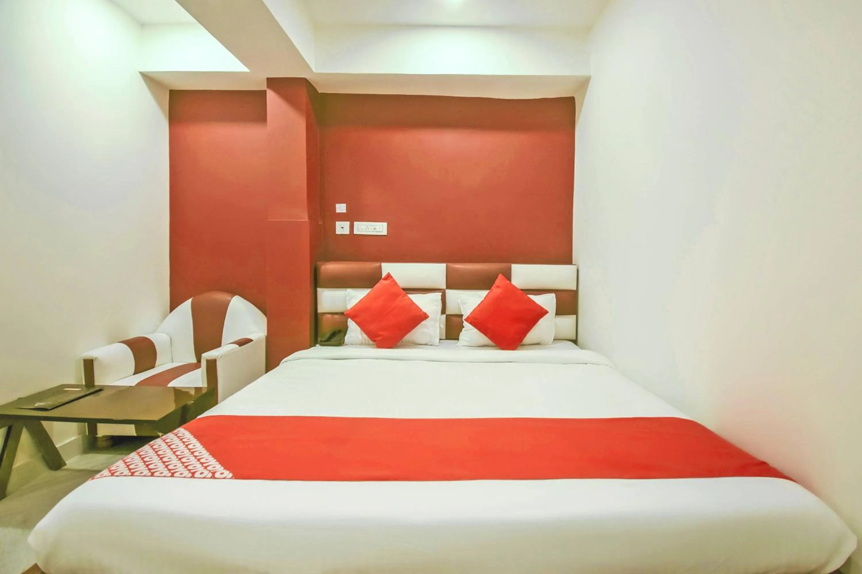 Bedroom, Bed in Super Hotel O Red Stone Near Netaji Subhash Chandra Bose International Airport