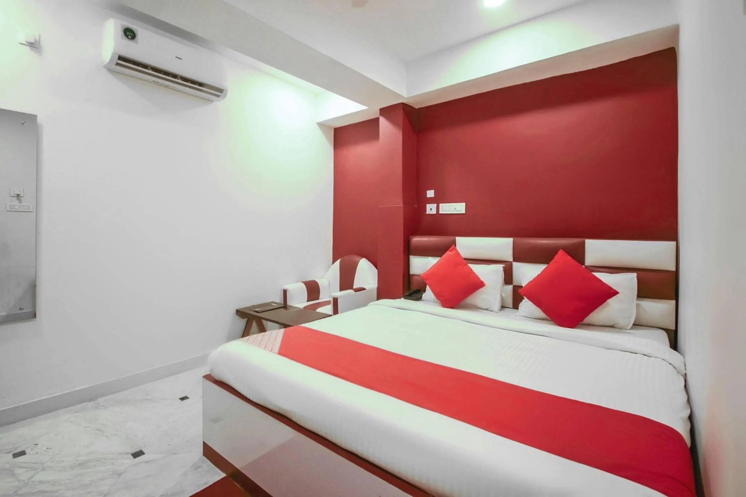 Bedroom, Bed in Super Hotel O Red Stone Near Netaji Subhash Chandra Bose International Airport