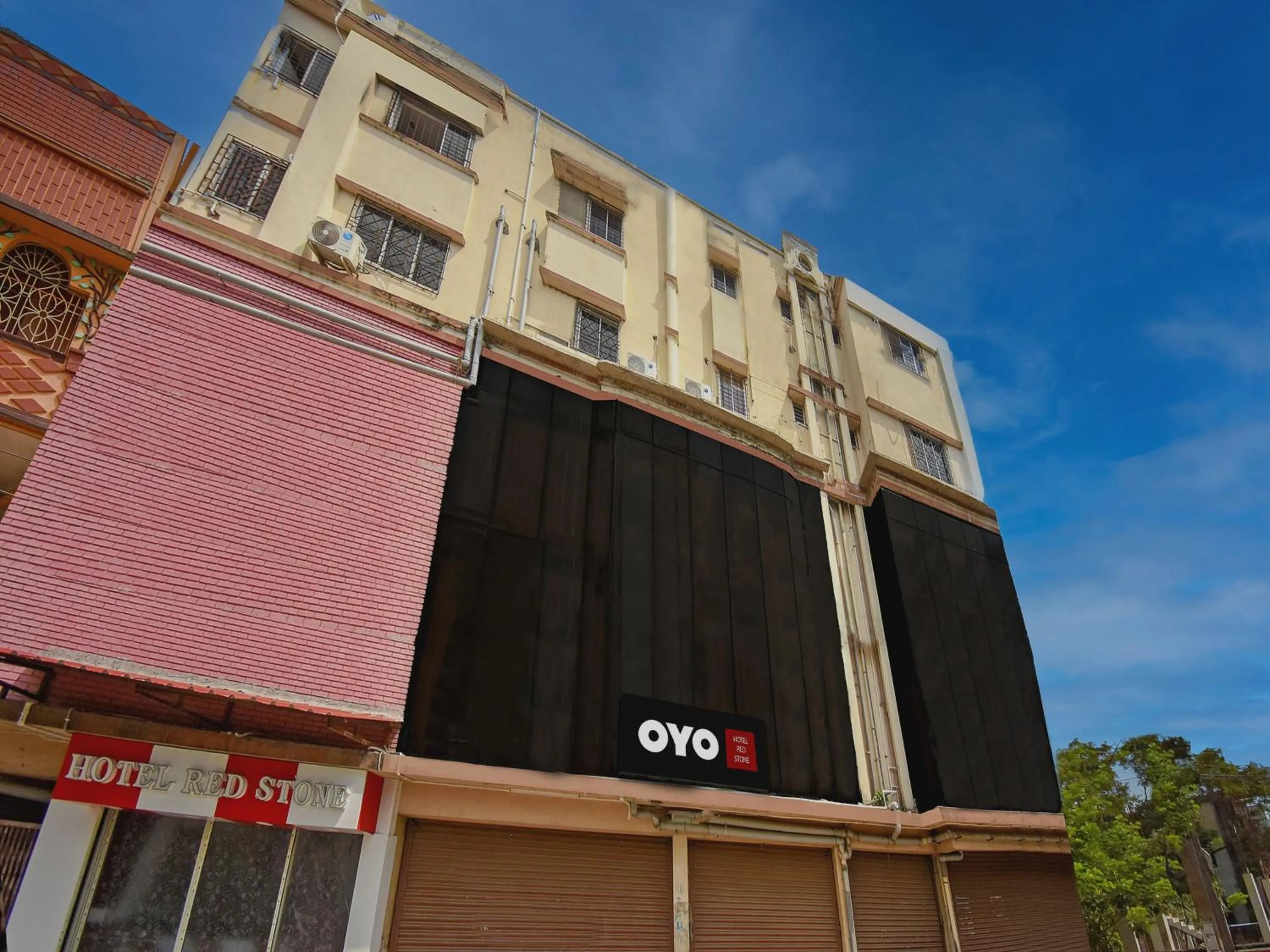 Facade/entrance in Super Hotel O Red Stone Near Netaji Subhash Chandra Bose International Airport