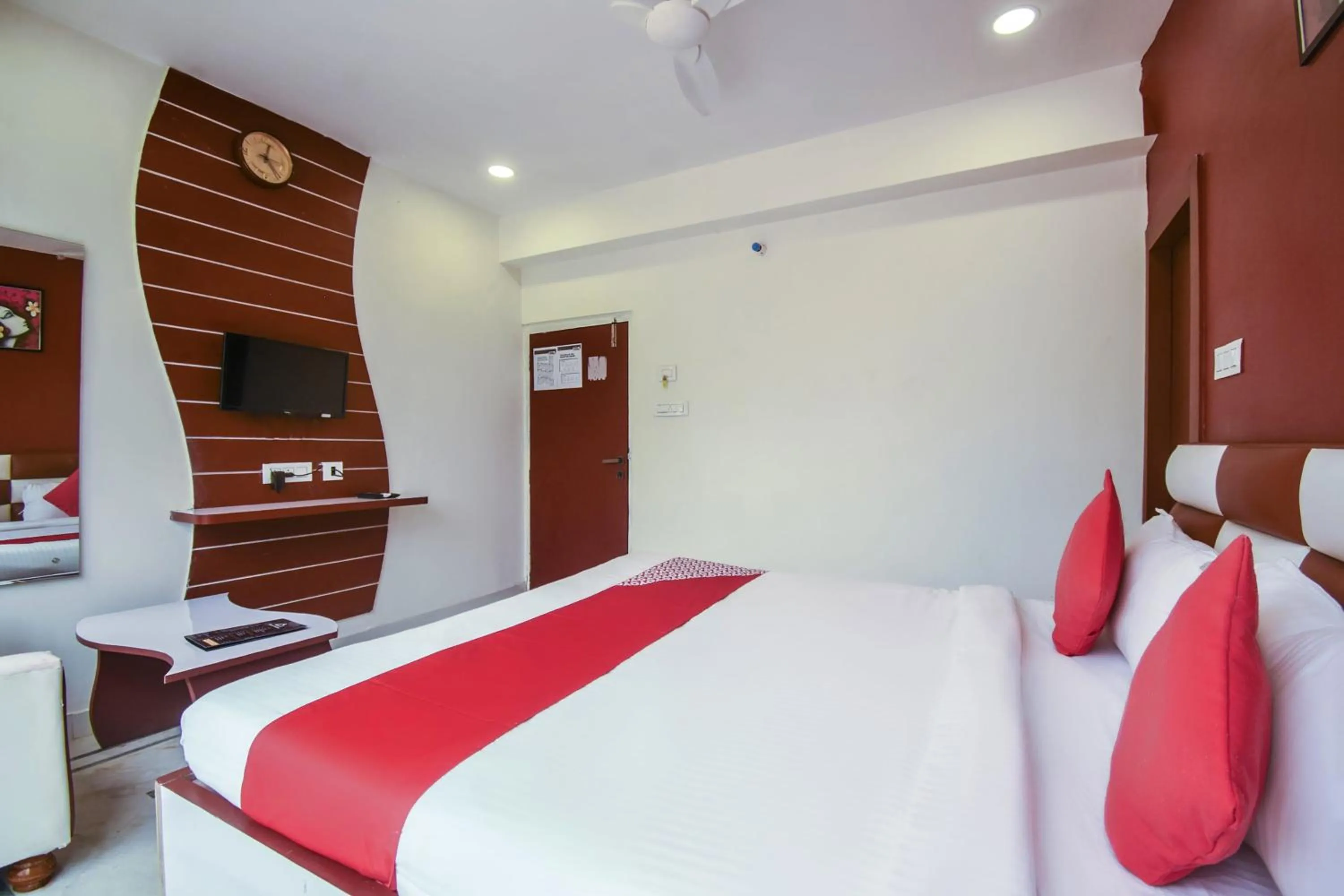 Bedroom, Bed in Super Hotel O Red Stone Near Netaji Subhash Chandra Bose International Airport
