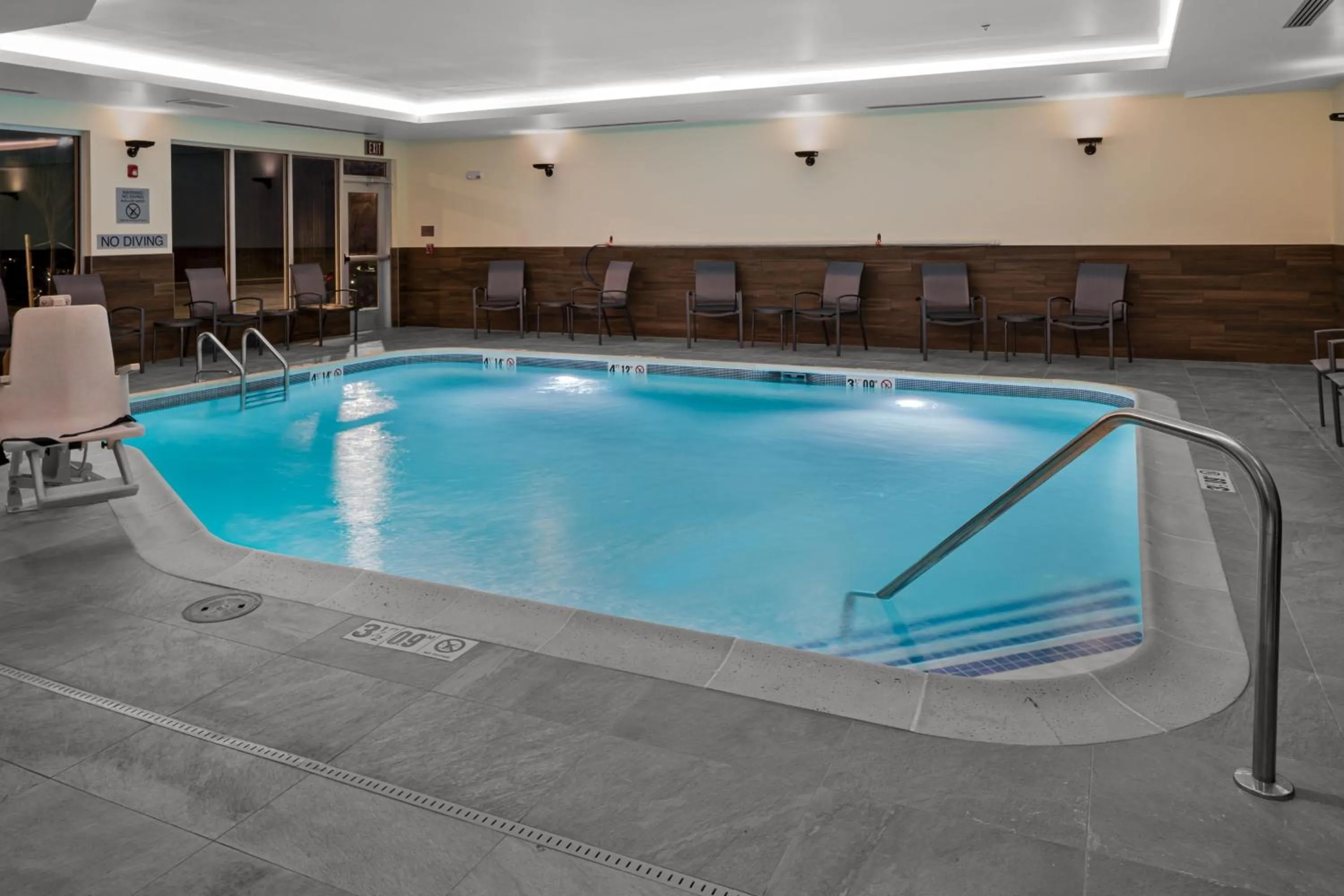 Swimming pool in Fairfield by Marriott Inn & Suites Somerset
