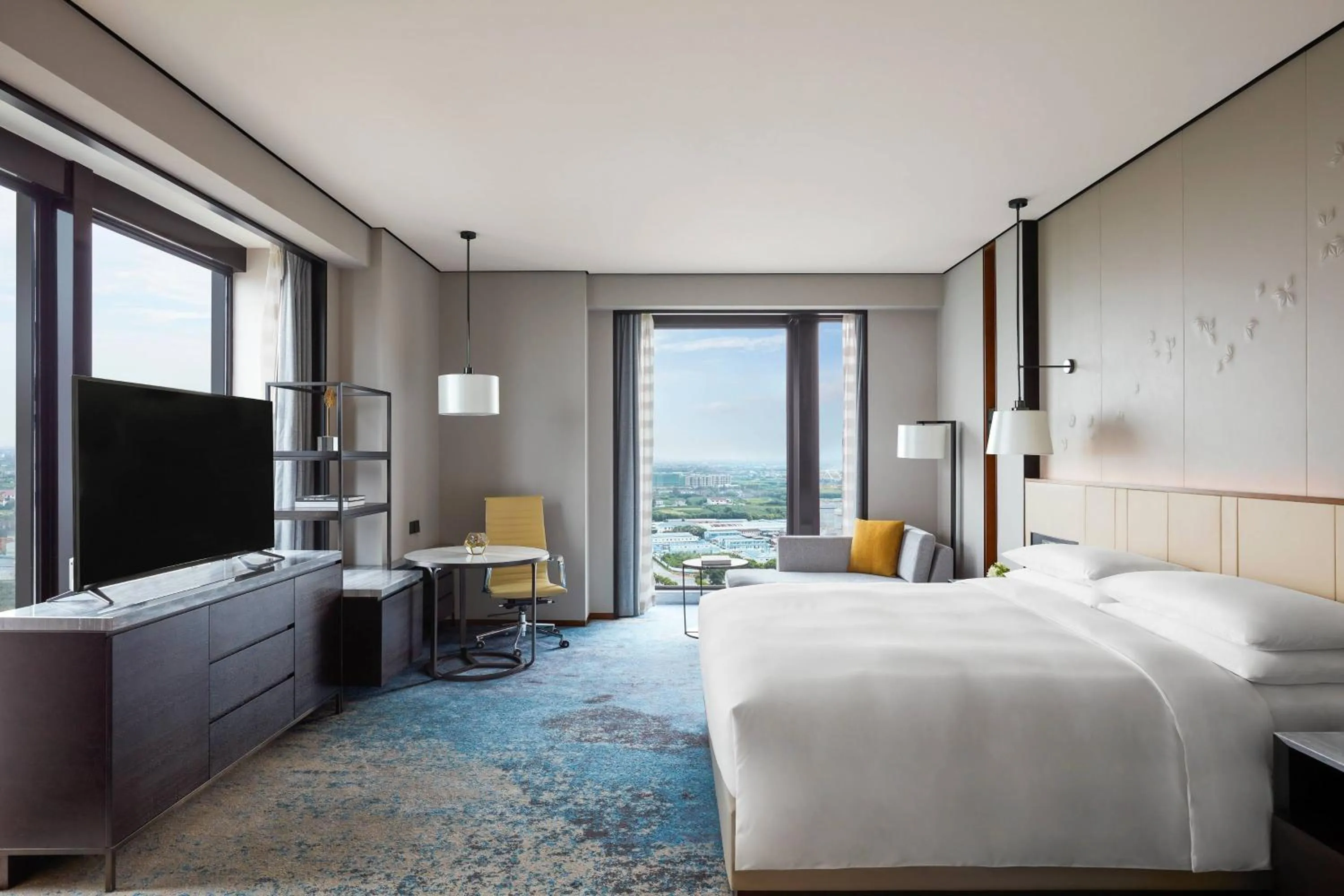 Photo of the whole room, Bed in Shanghai Marriott Hotel Pudong South