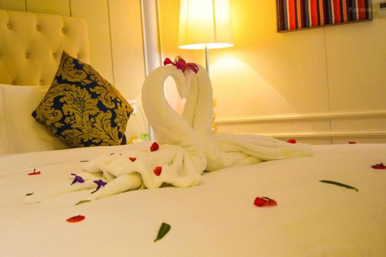 Bed in Wyndham Garden Lingshui