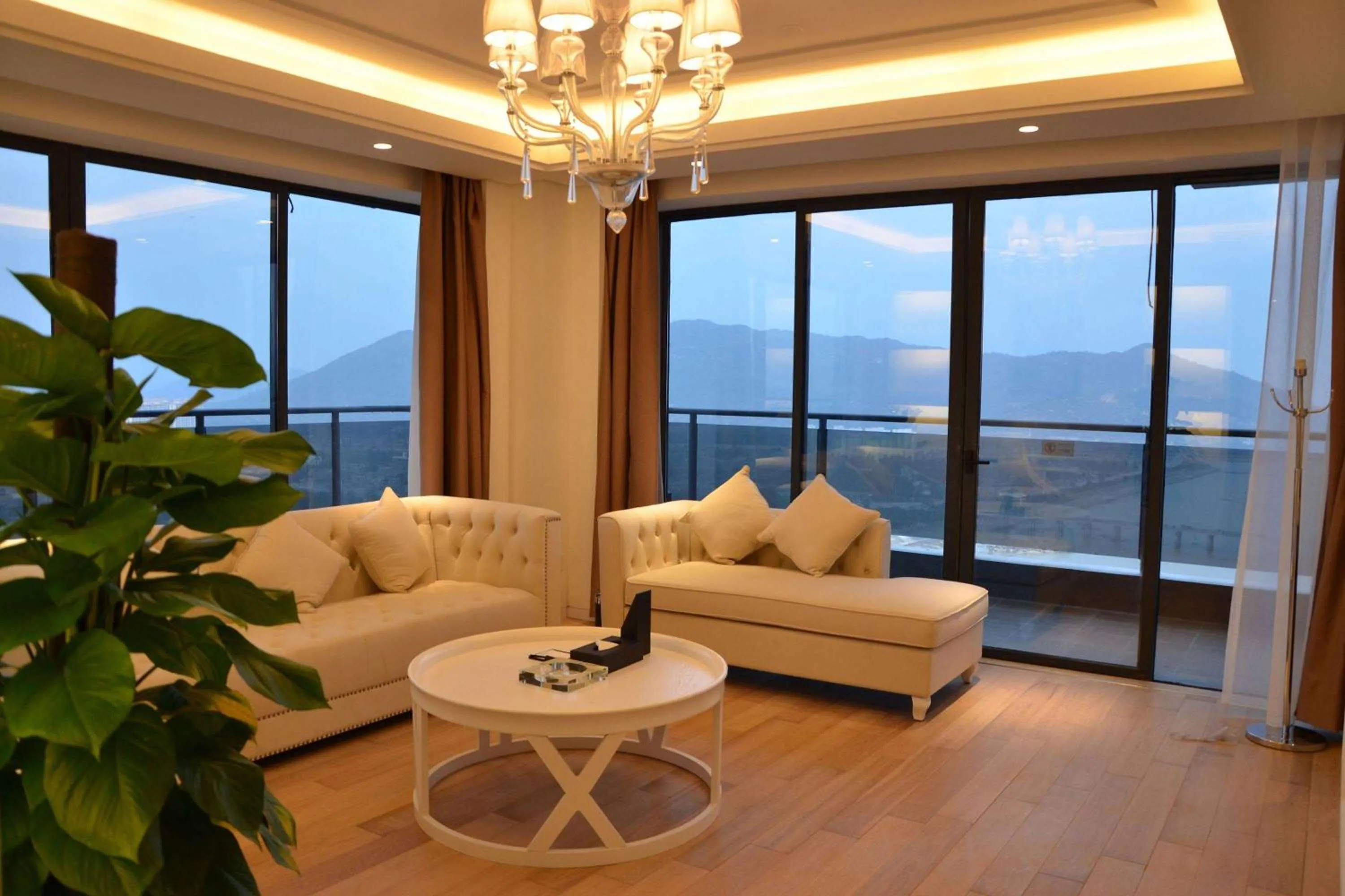 Photo of the whole room in Wyndham Garden Lingshui