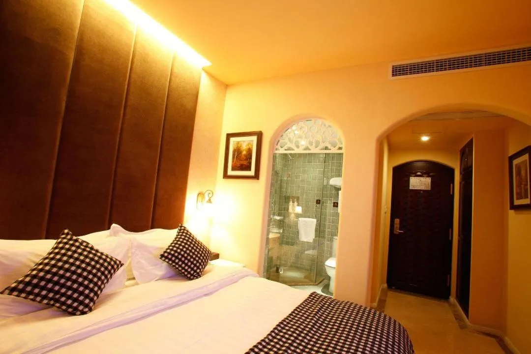 Bathroom, Bed in Aoting Garden Hotel