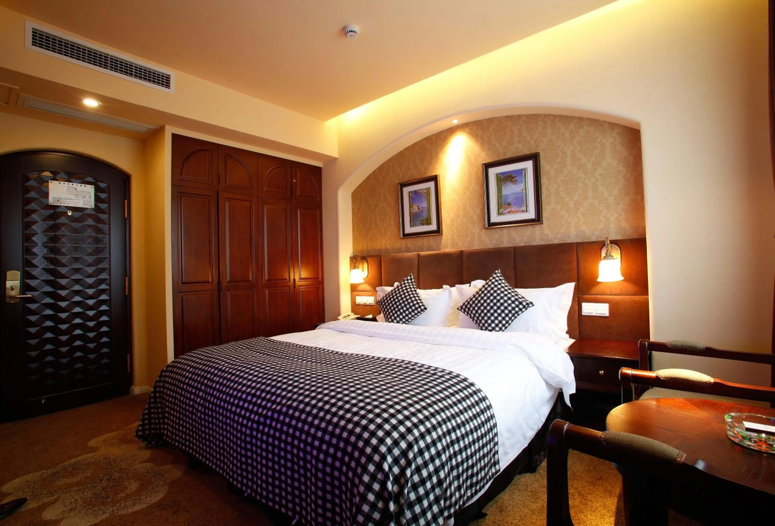 Bedroom, Bed in Aoting Garden Hotel