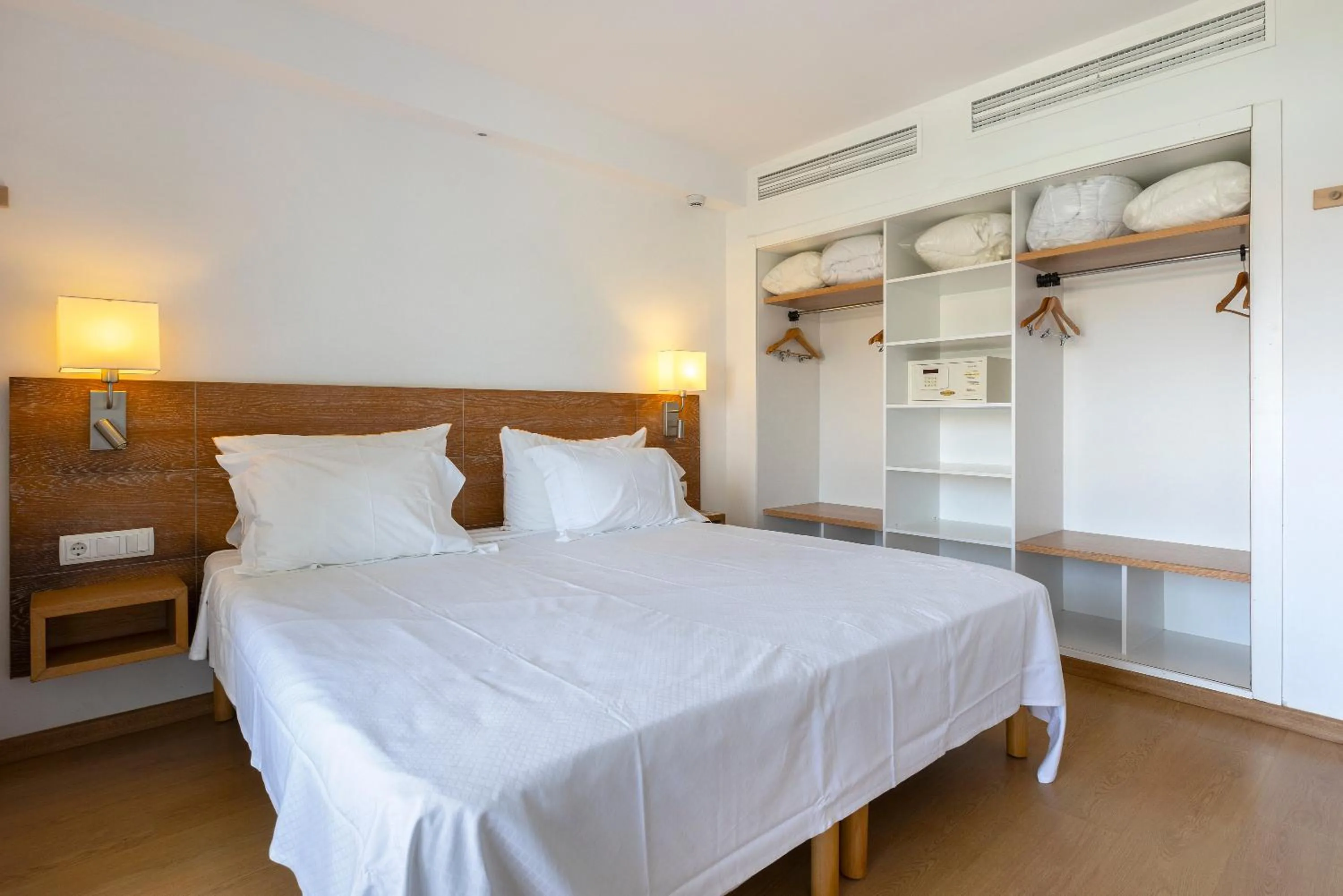 Bed in Hipotels Apartamentos Cala Bona