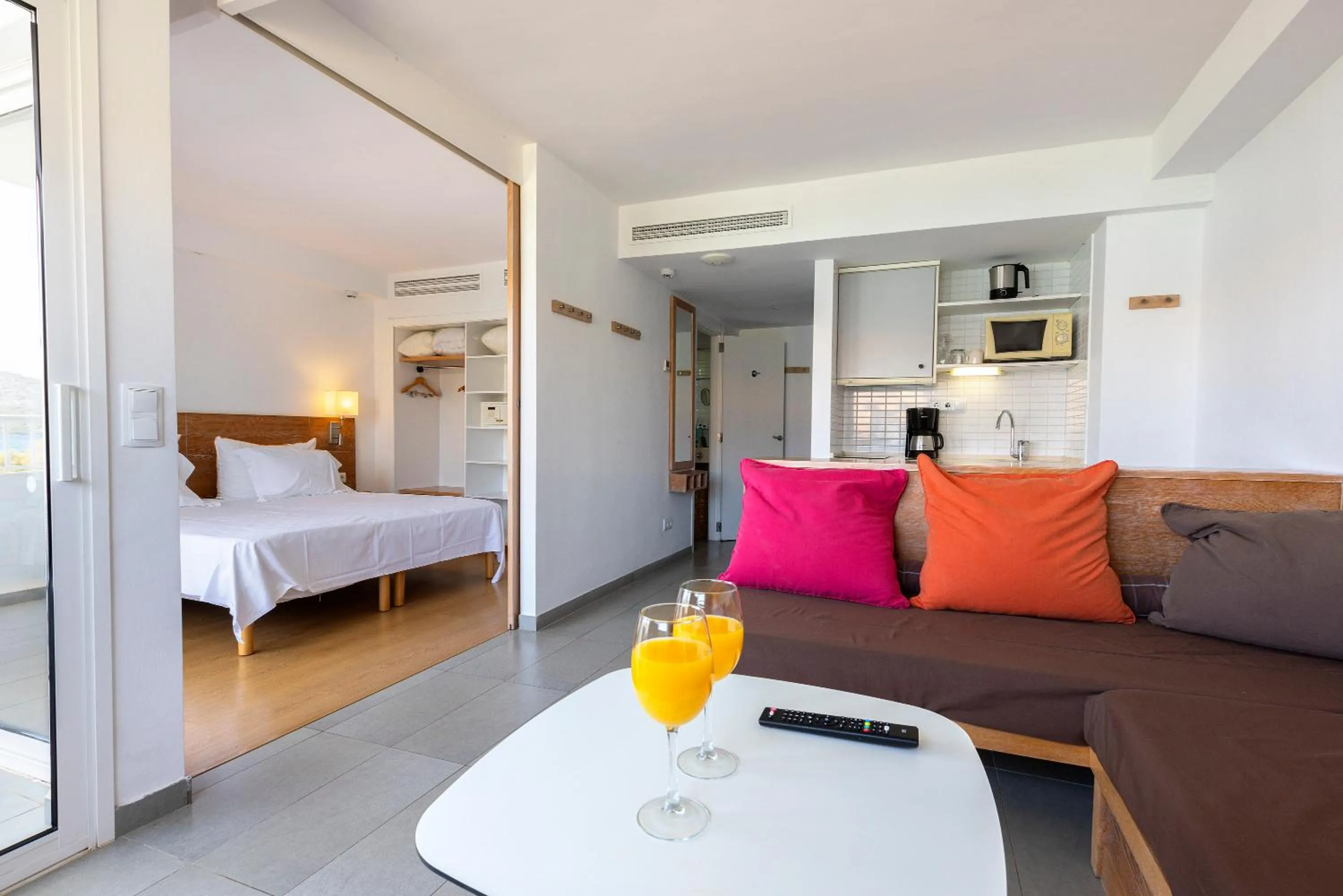 Living room, Bed in Hipotels Apartamentos Cala Bona