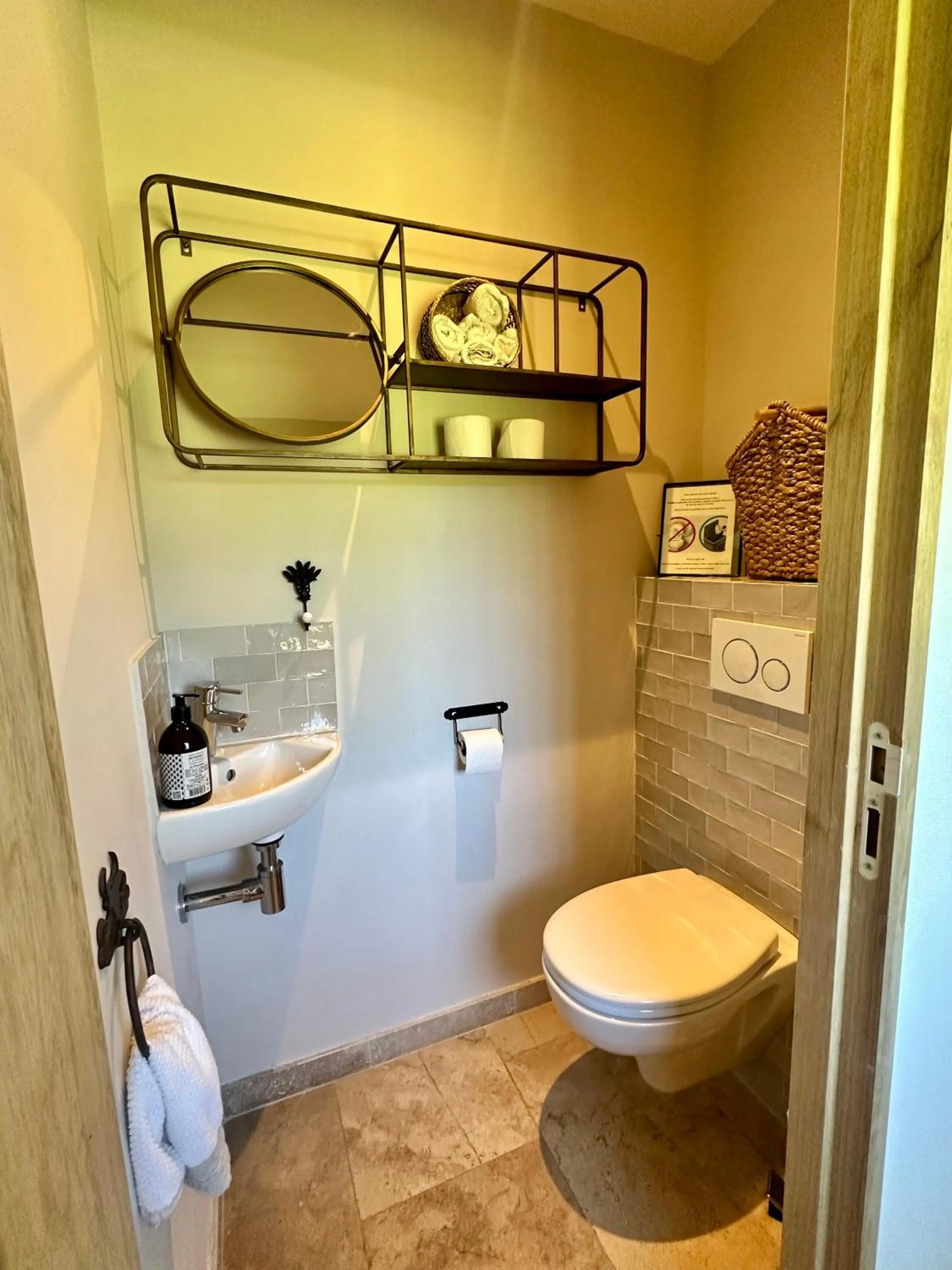 Toilet in Mas du Couvin, maison d'hôtes en Camargue