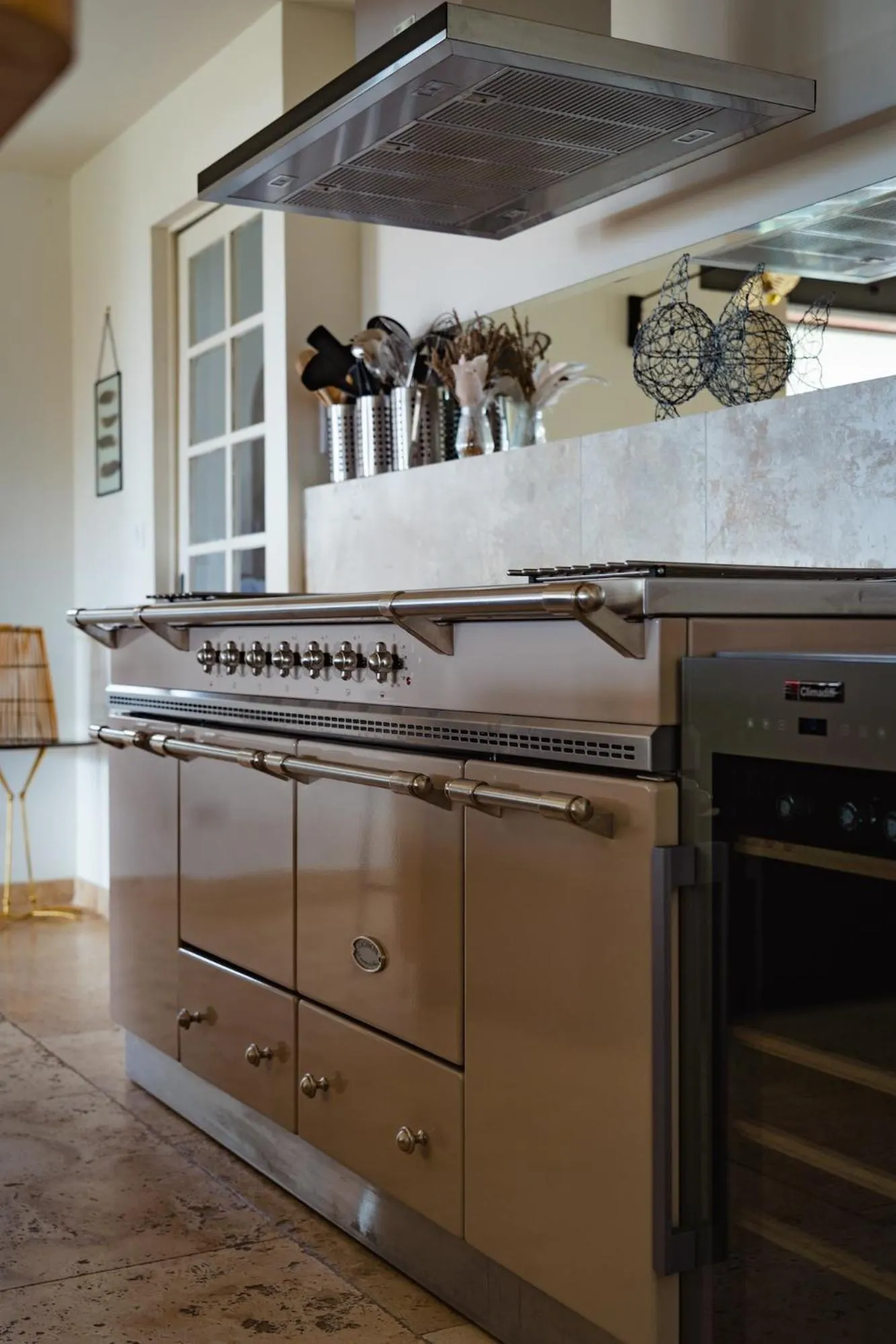 Kitchen or kitchenette in Mas du Couvin, maison d'hôtes en Camargue