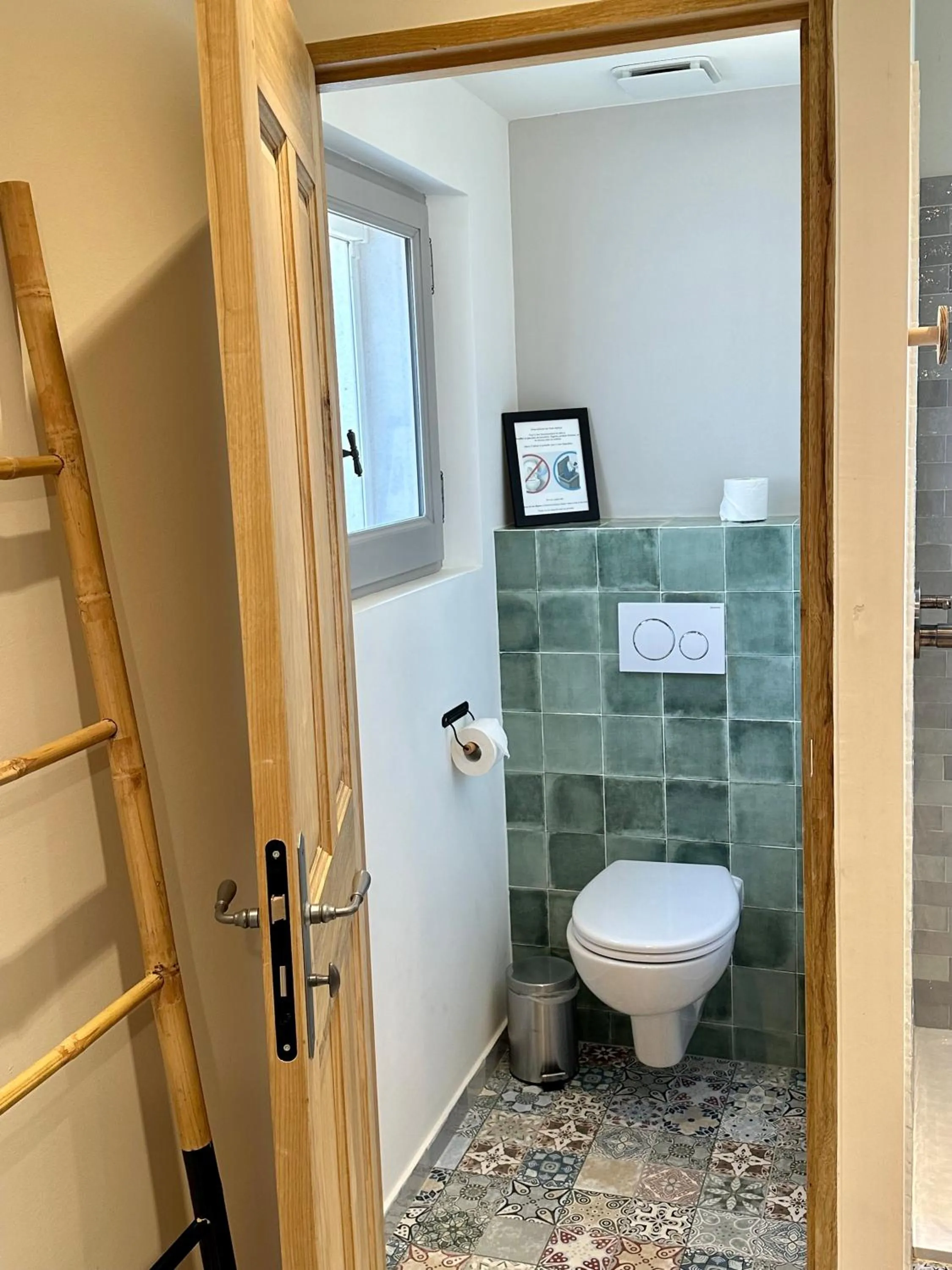 Toilet in Mas du Couvin, maison d'hôtes en Camargue