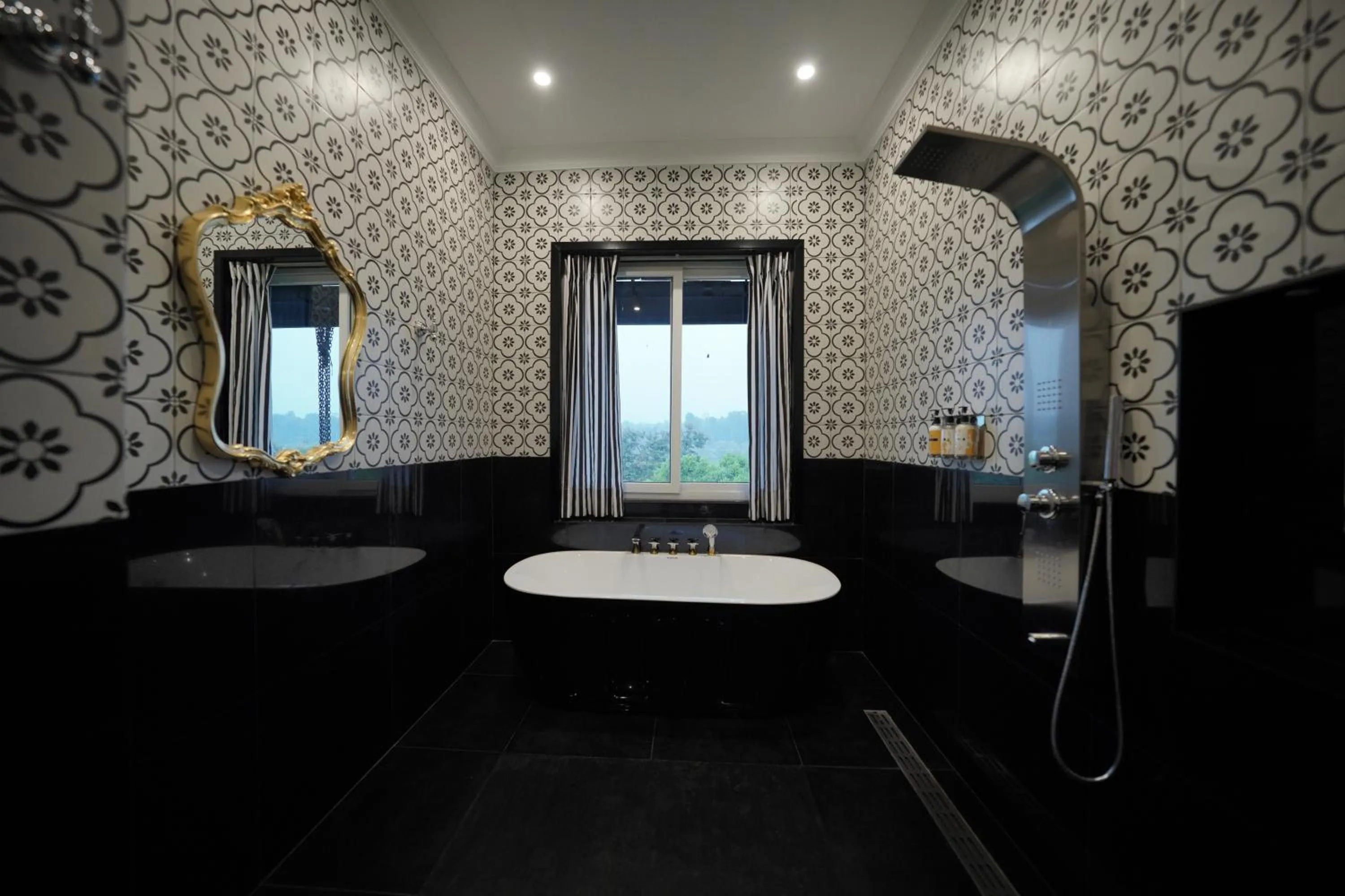 Shower in MAYFAIR Tea Resort