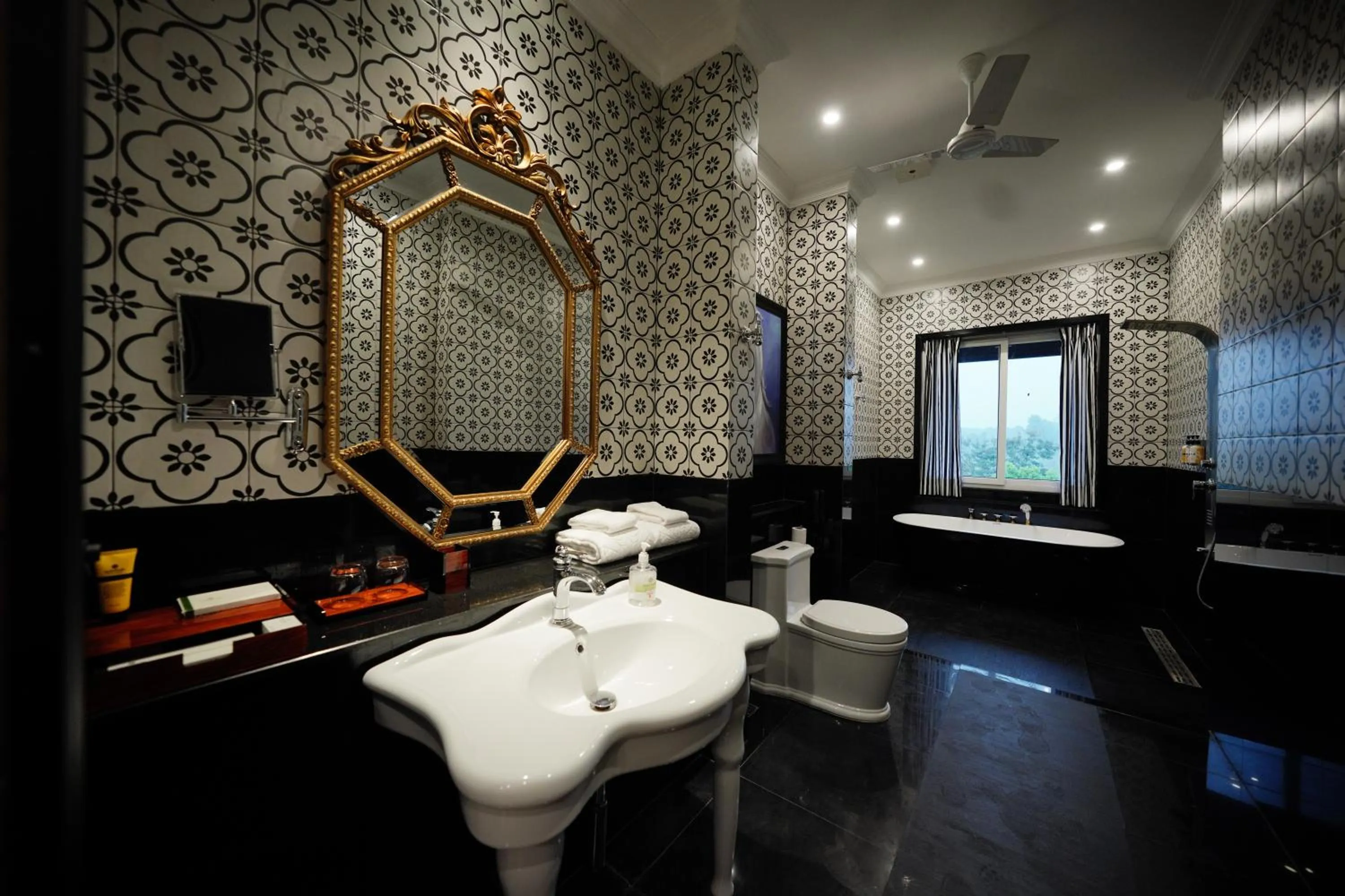 Shower in MAYFAIR Tea Resort