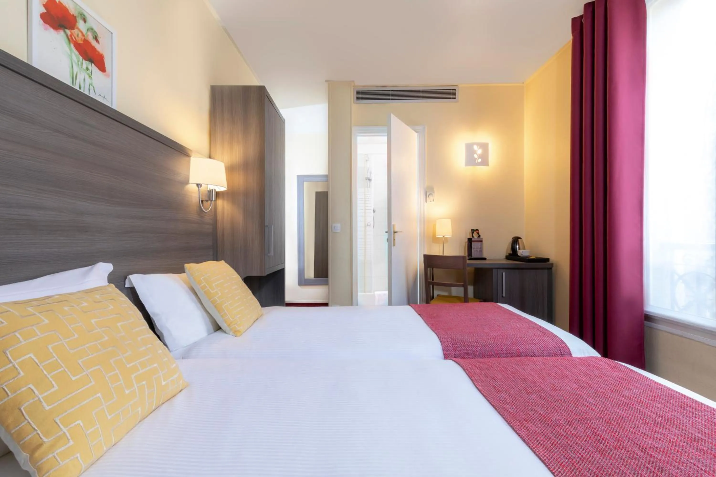 Bed in City Inn Paris