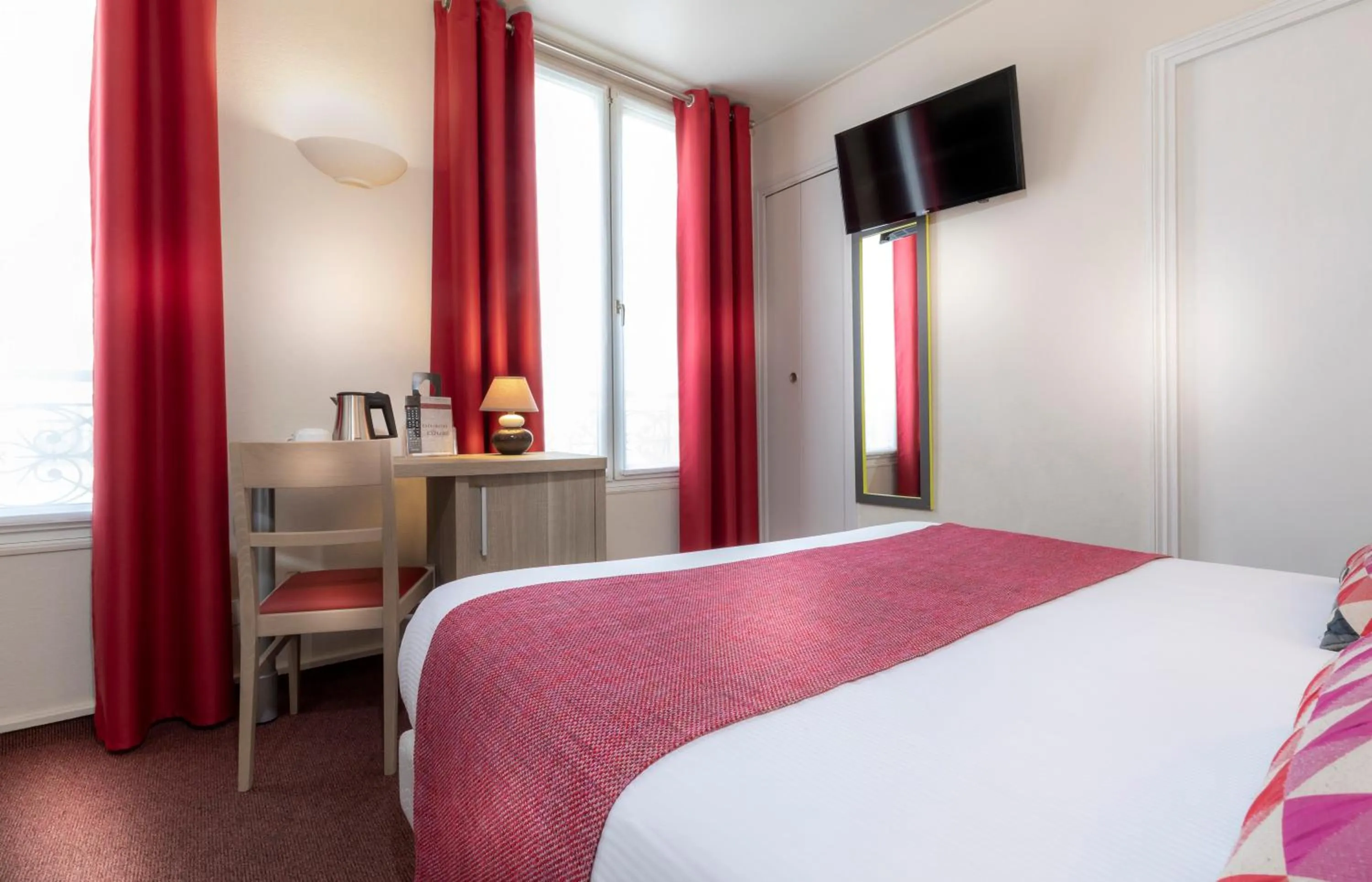 Bed in City Inn Paris