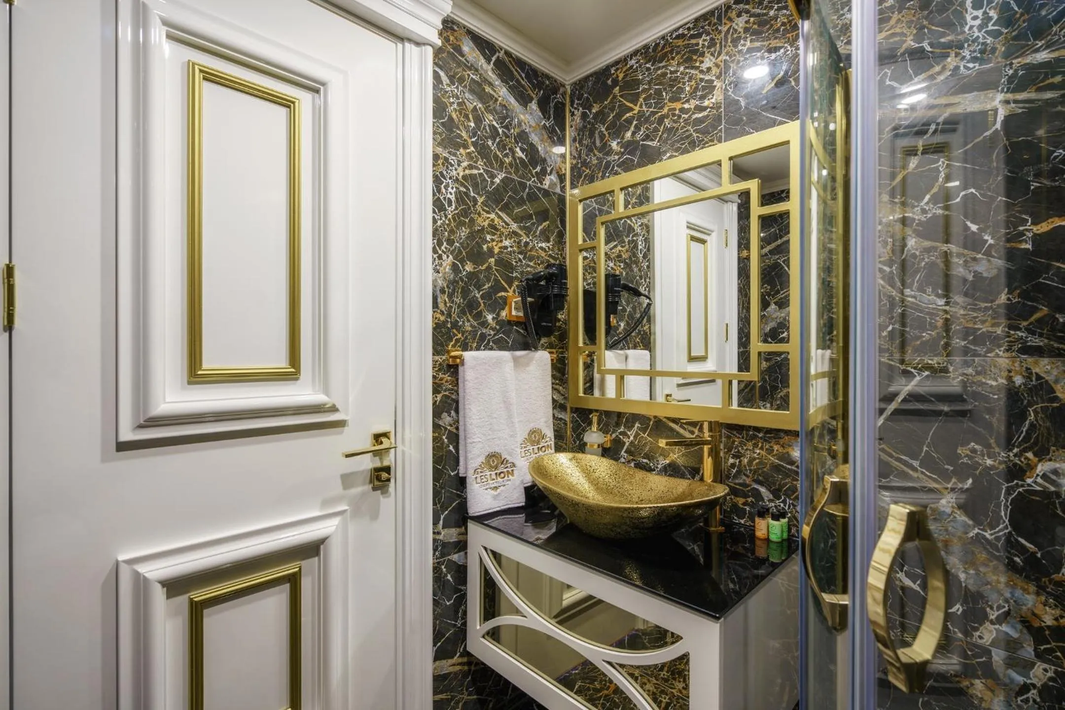 Toilet in Leslion Luxury Hotel