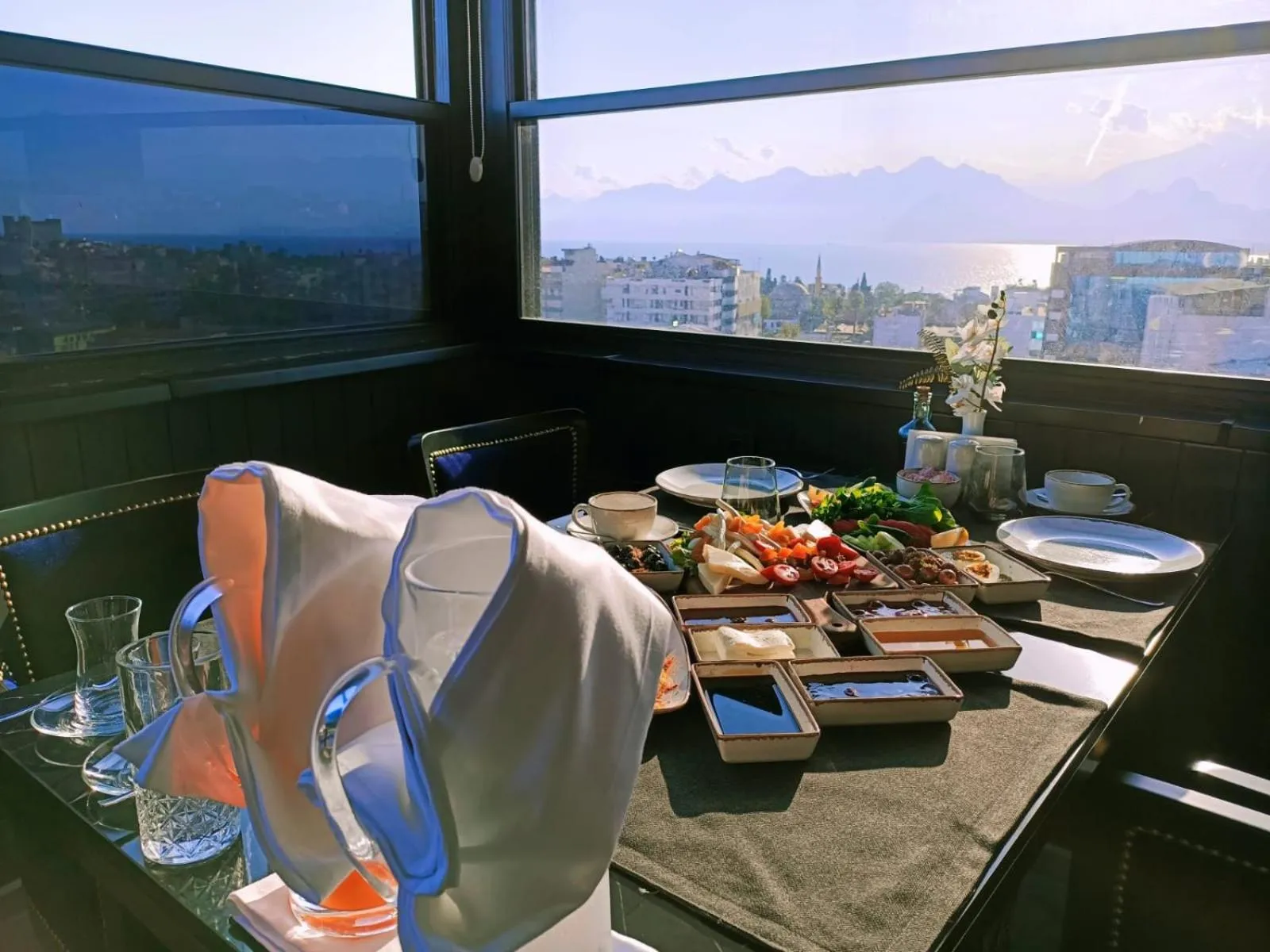 Restaurant/places to eat in Leslion Luxury Hotel