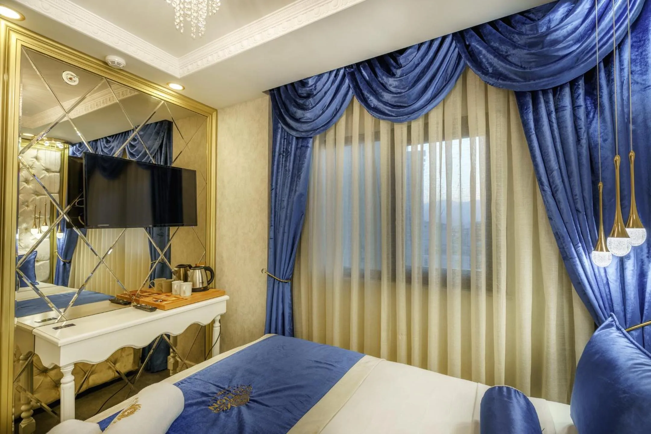 Bedroom, Bed in Leslion Luxury Hotel