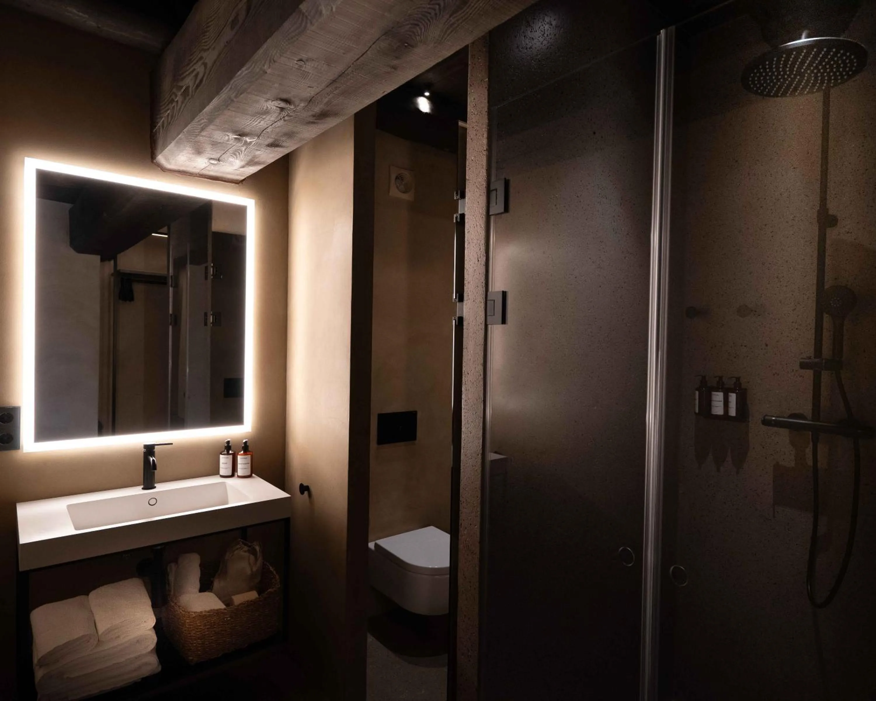 Shower in Les Pardines 1819 Mountain suites & SPA