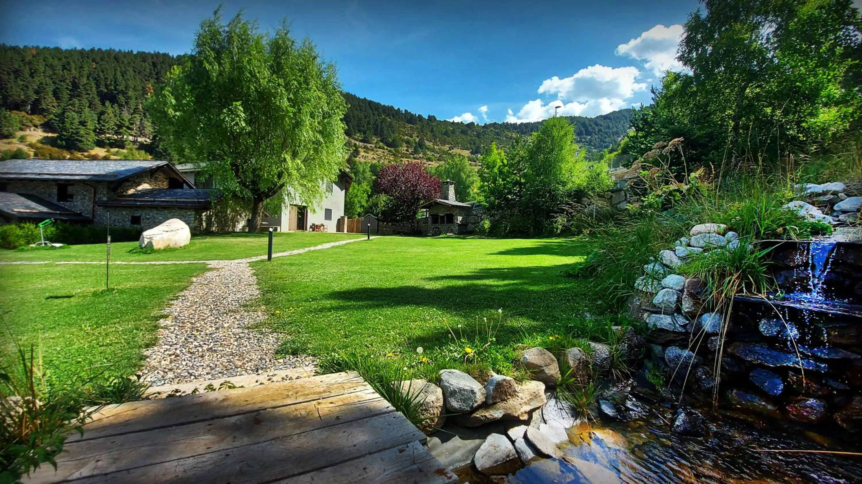 Garden view in Les Pardines 1819 Mountain suites & SPA
