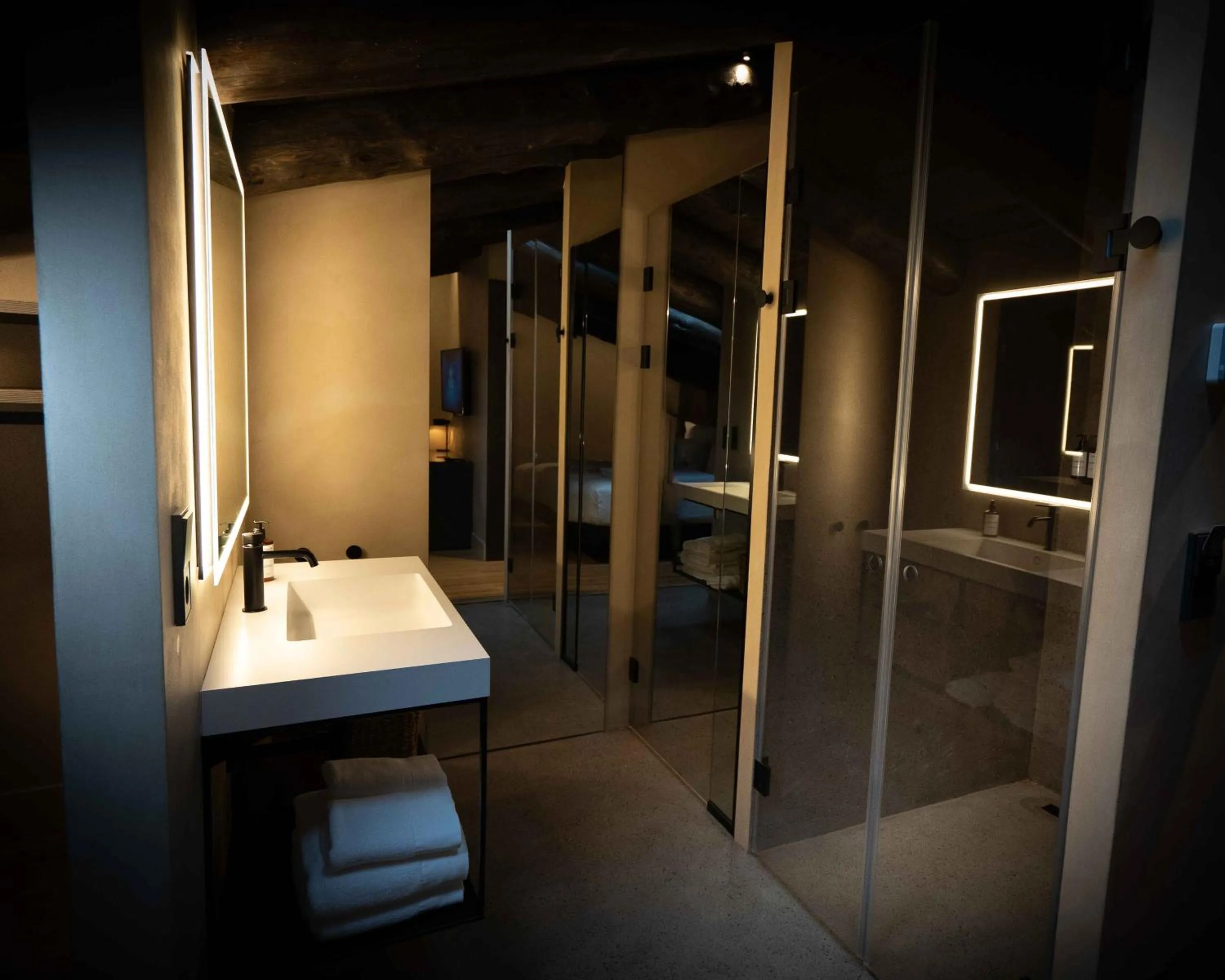 Shower in Les Pardines 1819 Mountain suites & SPA