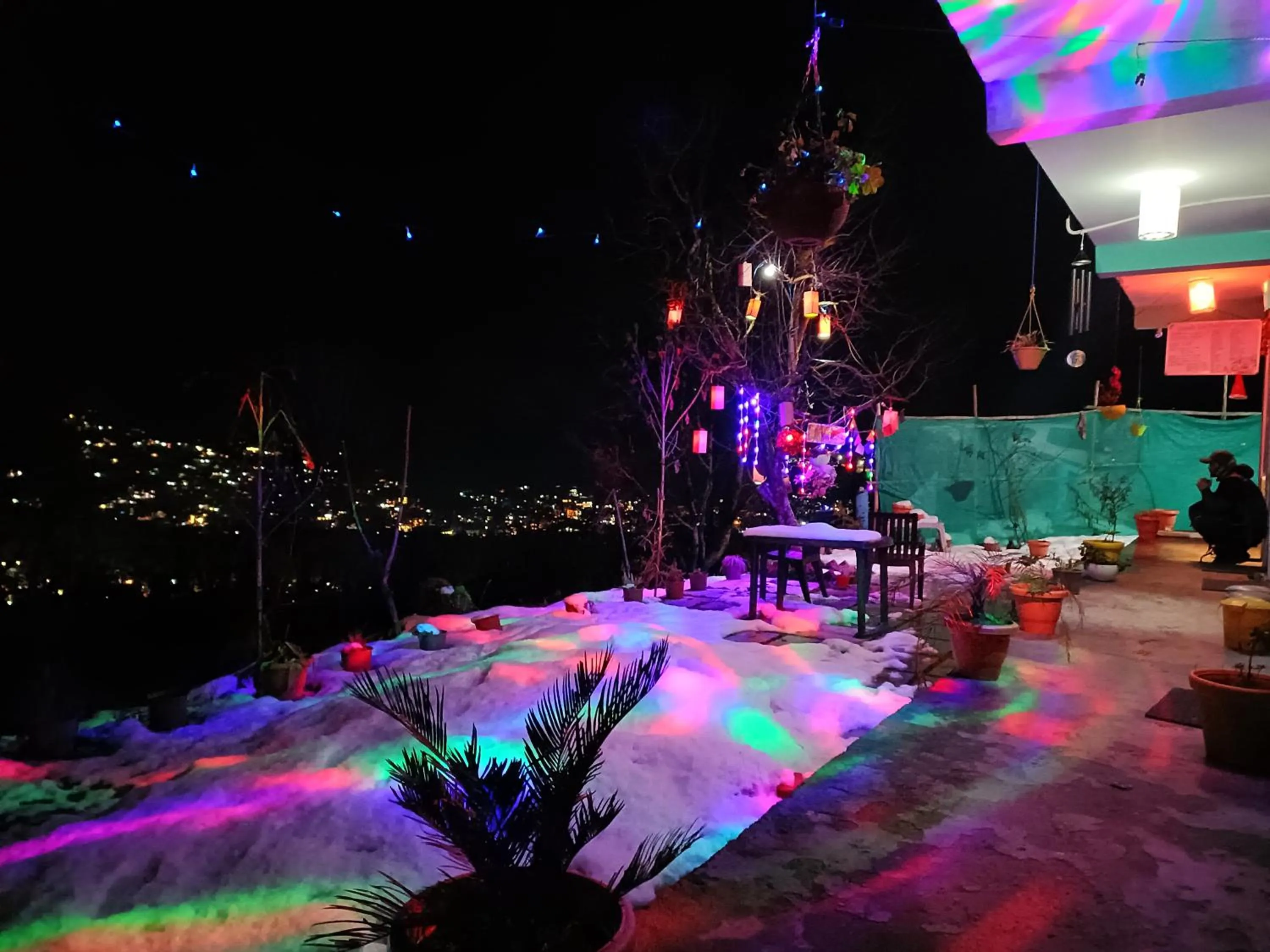 Restaurant/places to eat in Nomadic Den Manali