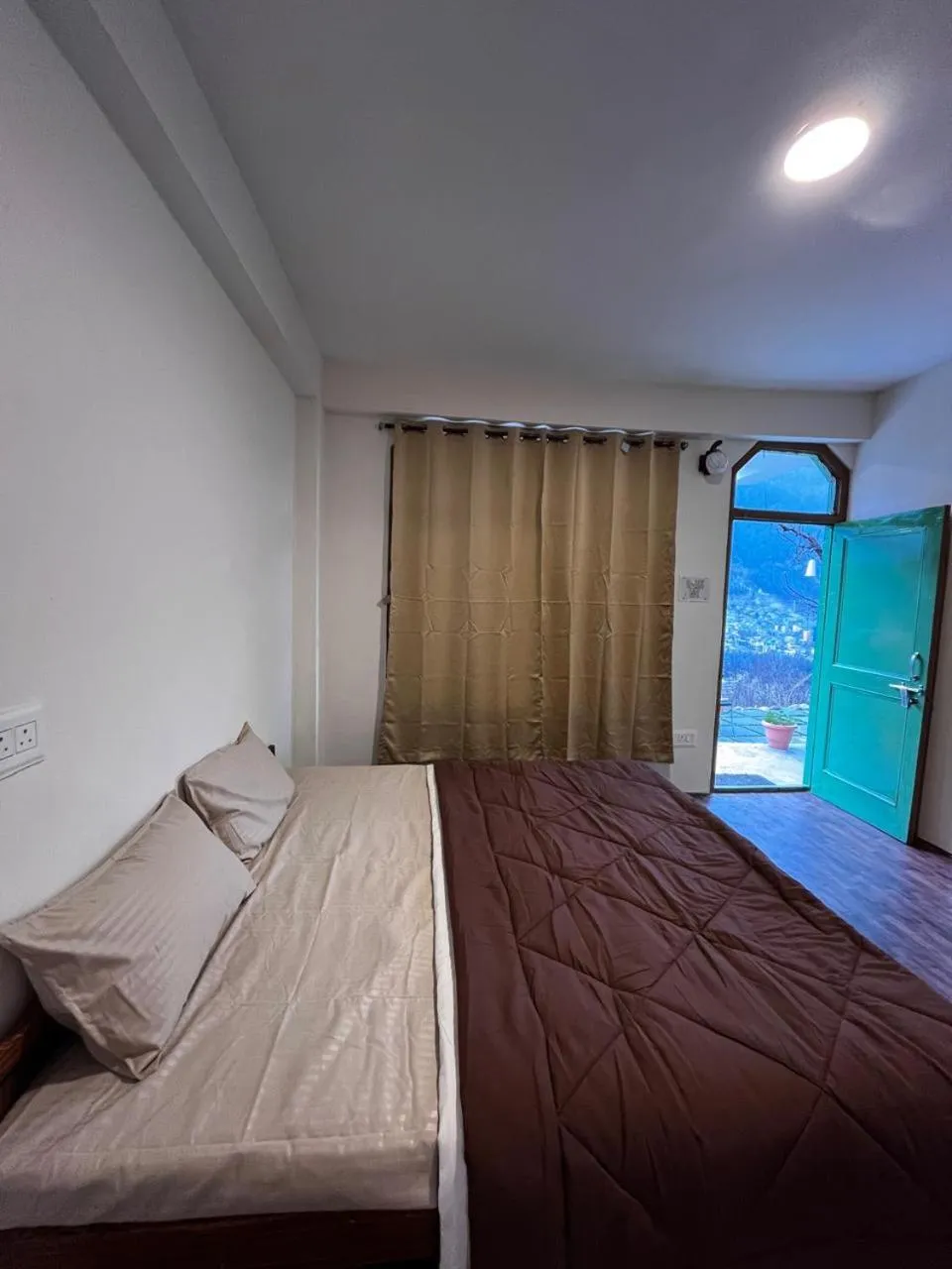 Bed in Nomadic Den Manali