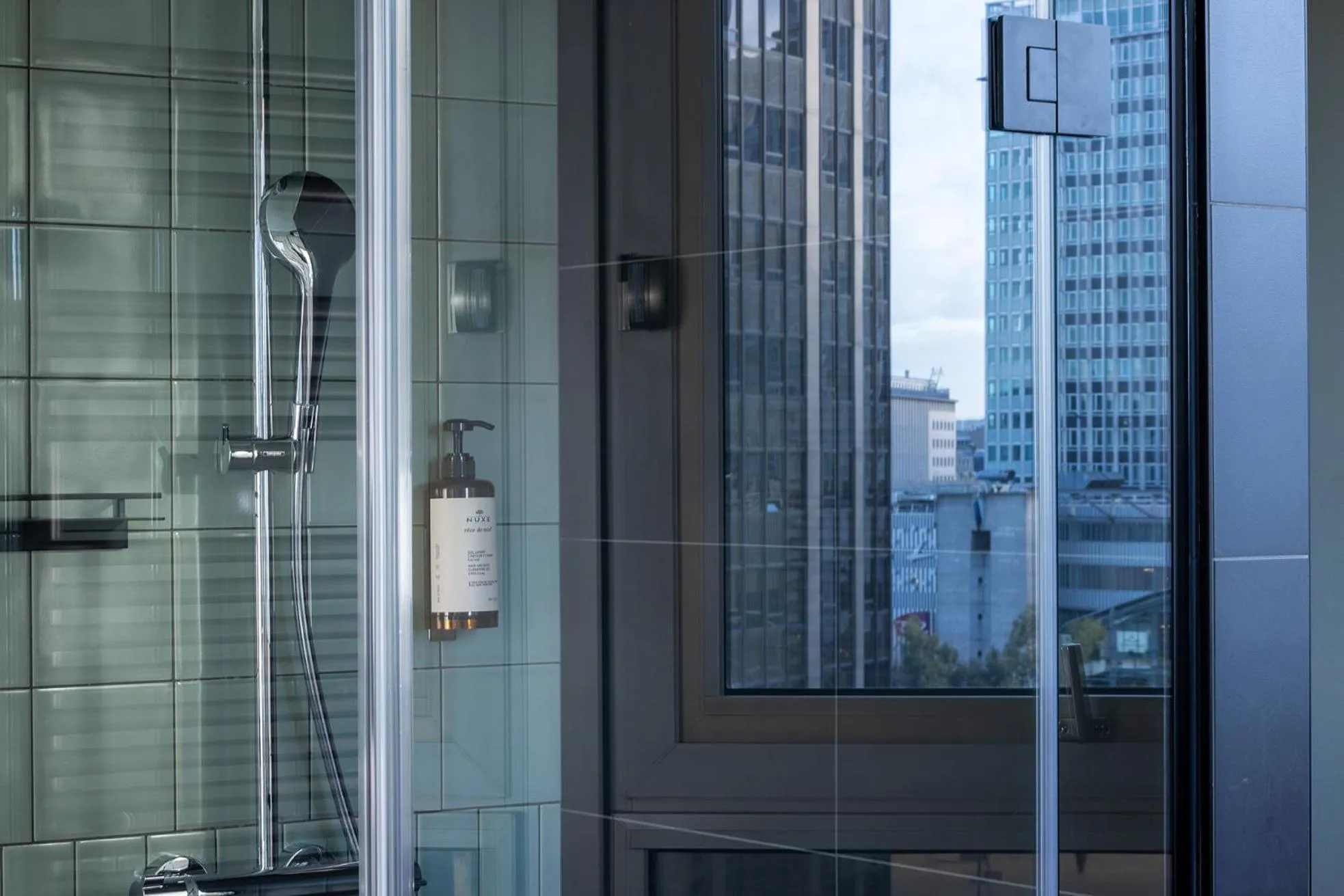 Shower in Les Artistes