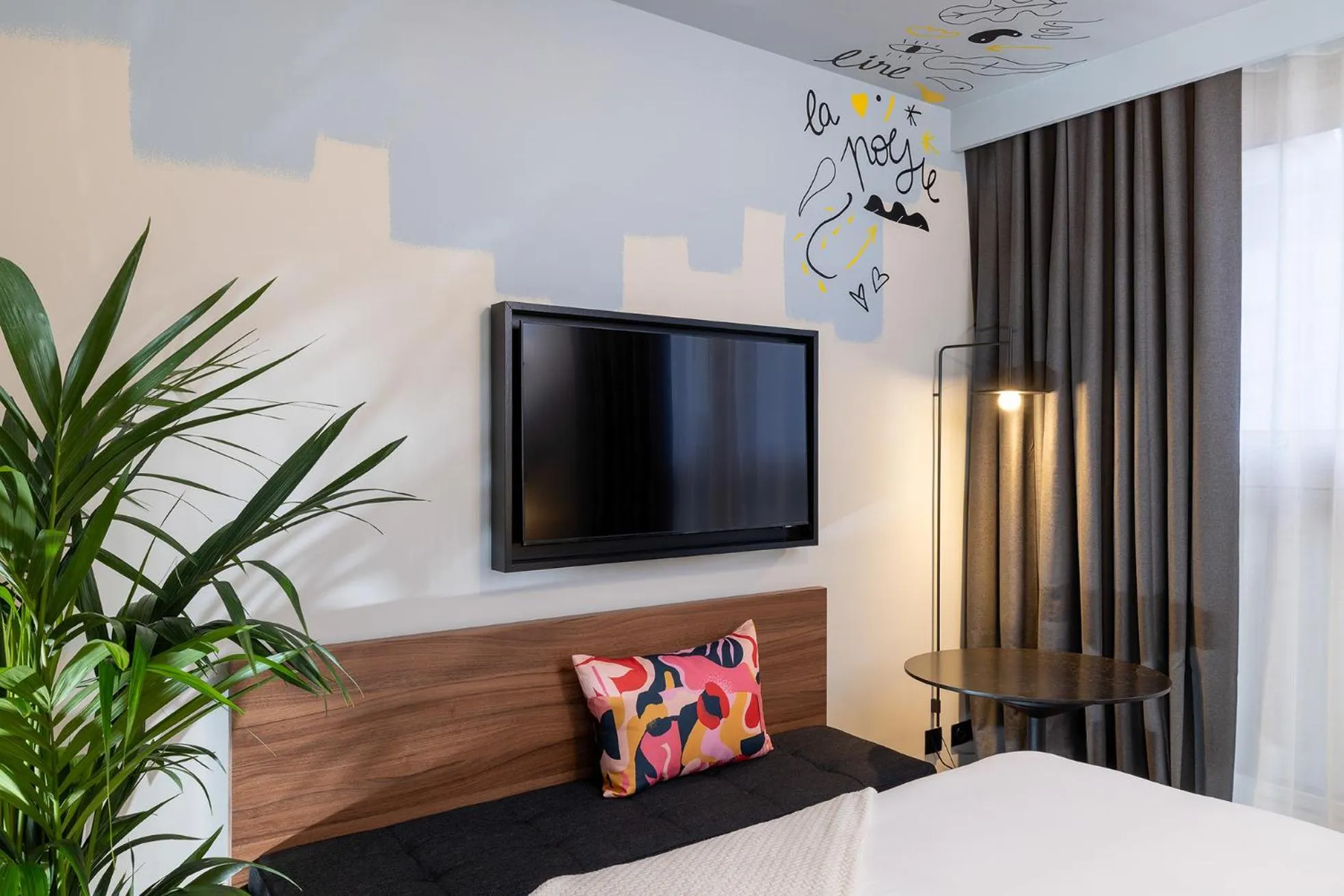 TV and multimedia, Bed in Les Artistes