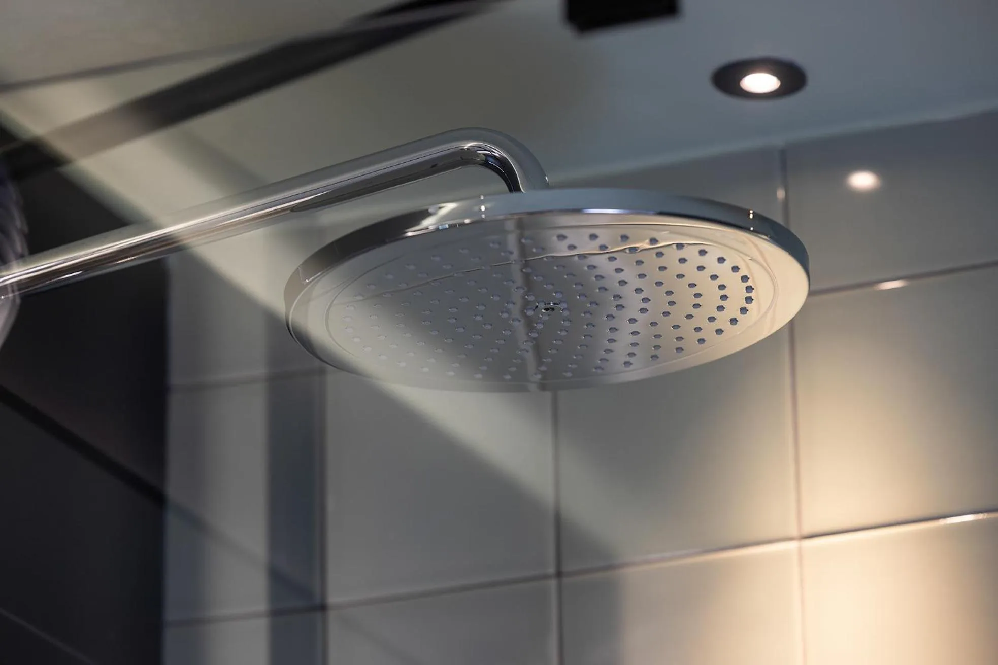 Shower in Les Artistes