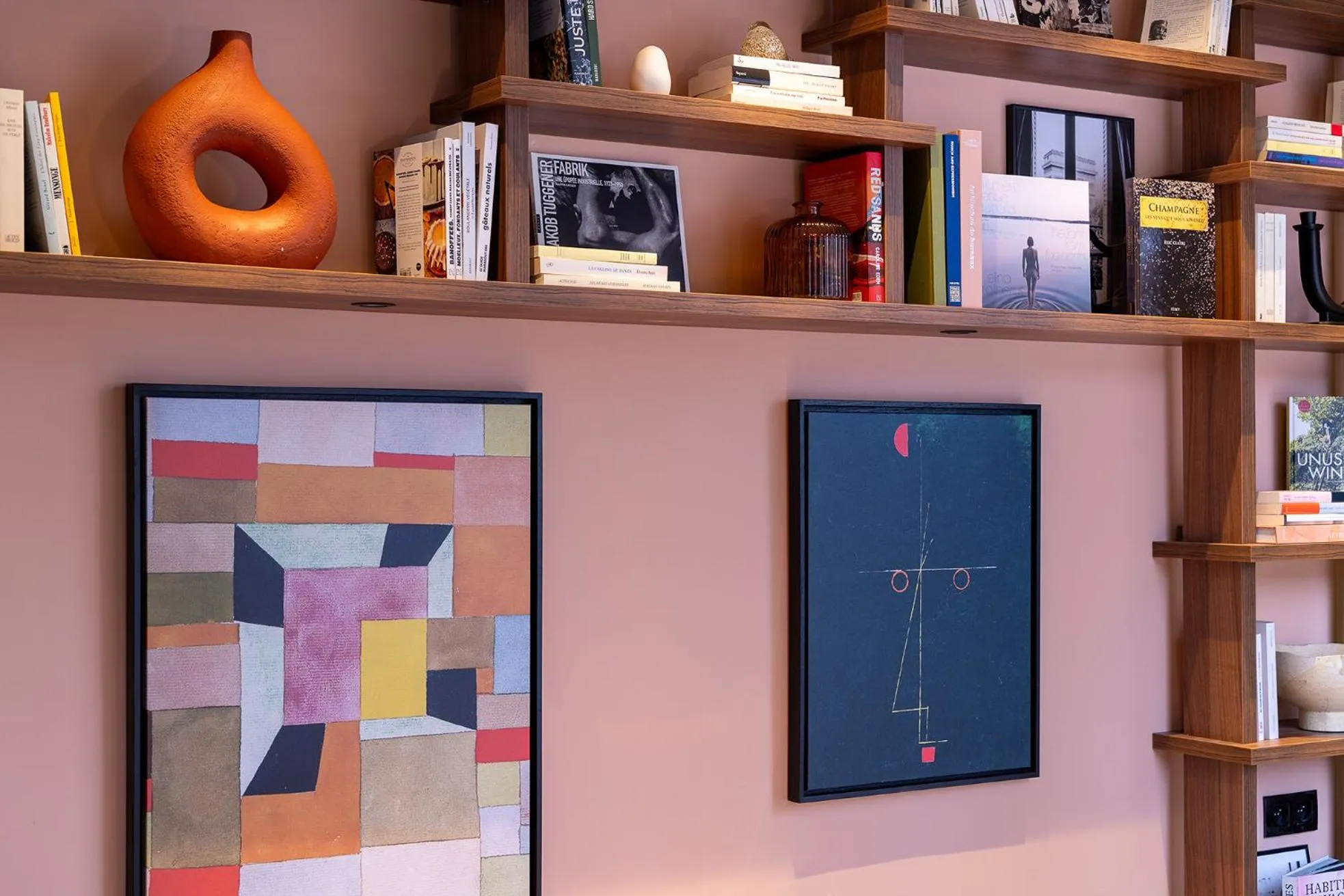 Decorative detail in Les Artistes