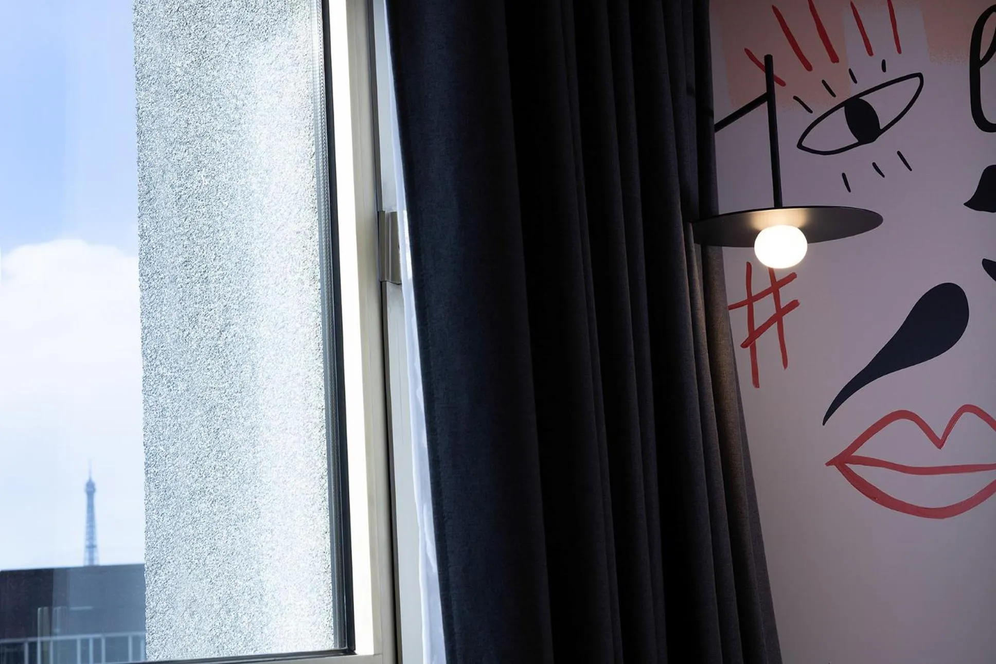 Decorative detail in Les Artistes