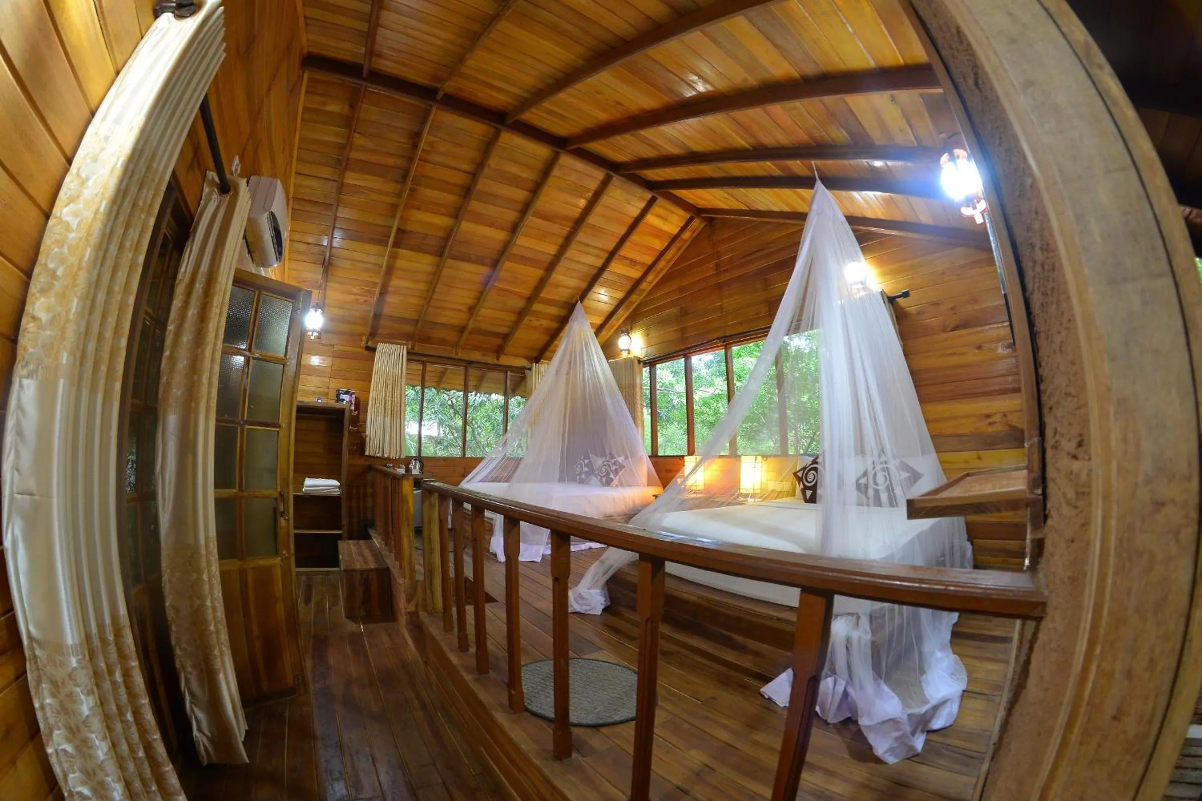 Bed in Habarana Tree house Mutu village